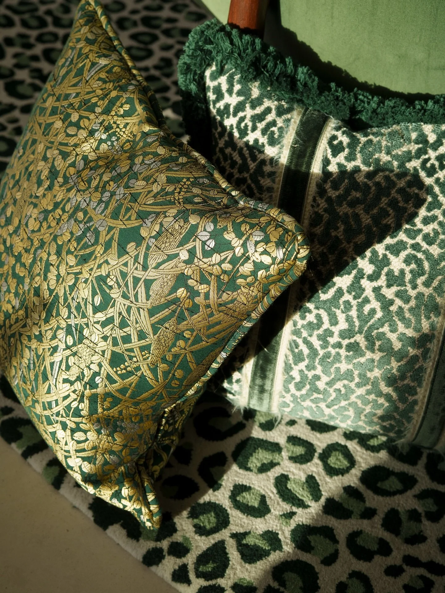 Et si votre d&eacute;coration racontait vraiment votre histoire ?

Gr&acirc;ce &agrave; la cr&eacute;ation de coussins sur-mesure, chaque d&eacute;tail compte : dimensions, finitions, textures&hellip; et surtout, un large choix de tissus haut-de-gamm