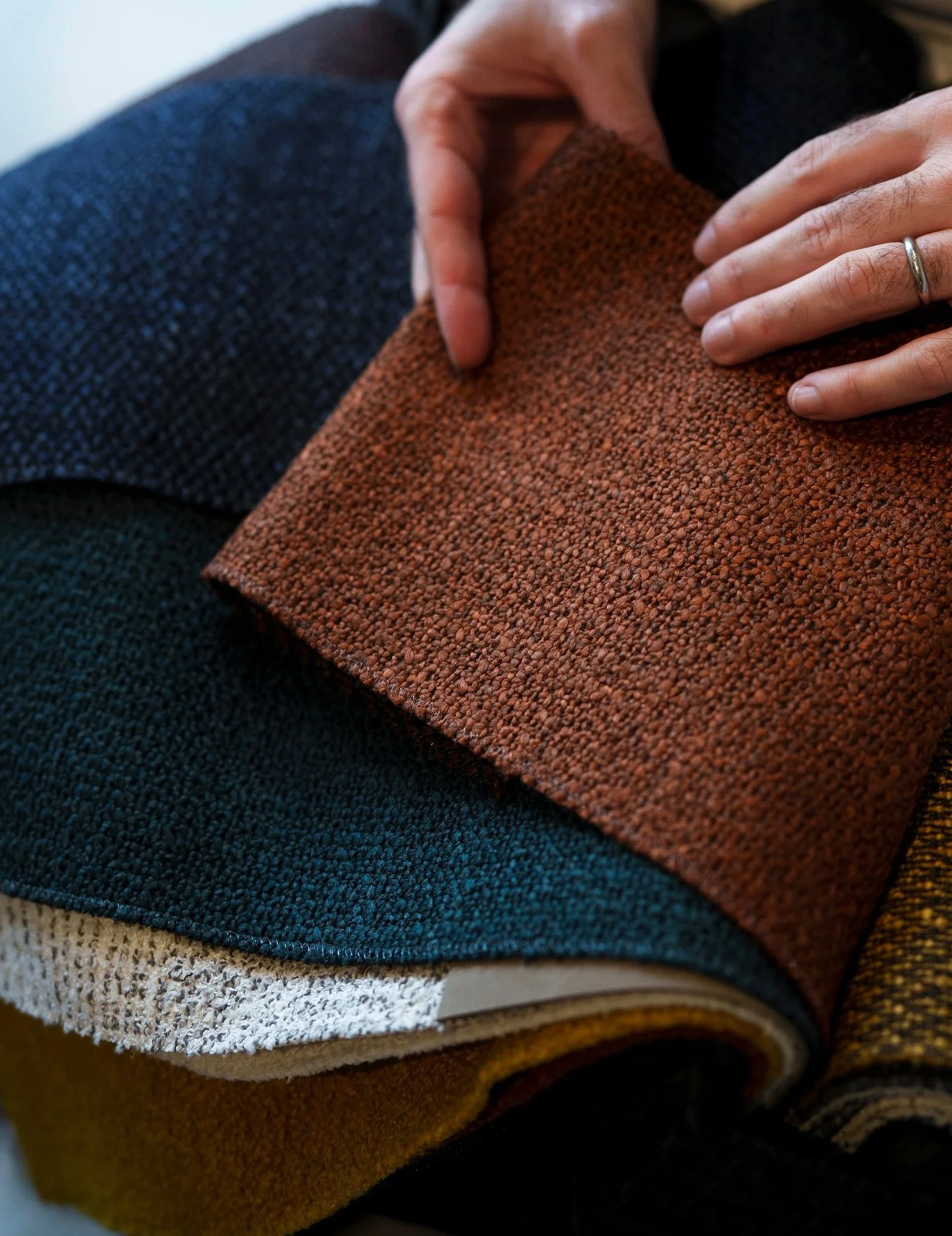 Parfois, tout commence par une h&eacute;sitation&hellip; une couleur, une ambiance, une envie encore floue 🤍

Chez nous, chaque projet est une rencontre. On &eacute;coute, on conseille, on imagine avec vous. Parce qu&rsquo;un int&eacute;rieur r&eacu