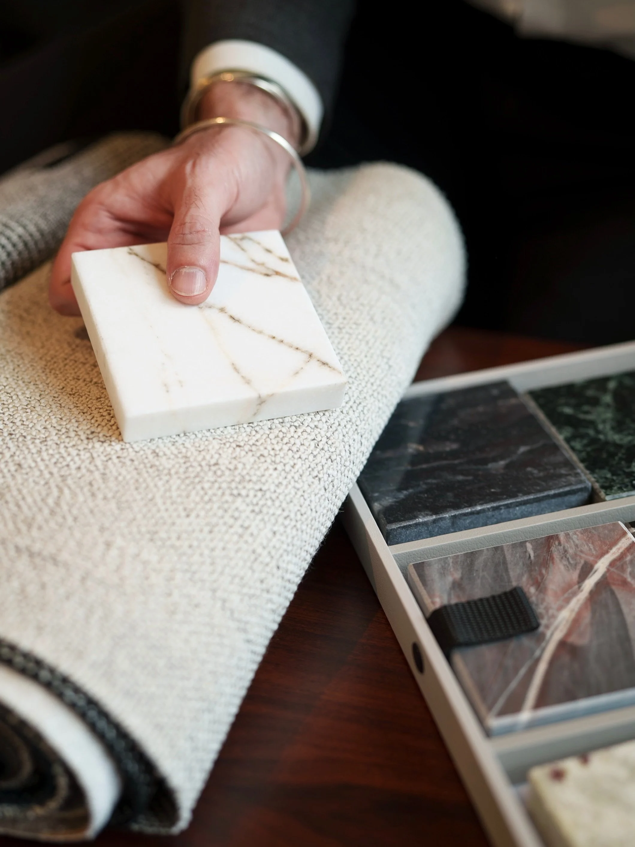 Chez nous, chaque espace raconte une histoire.

Gr&acirc;ce &agrave; notre expertise en architecture et d&eacute;coration d&rsquo;int&eacute;rieur, nous vous accompagnons pour cr&eacute;er des lieux &agrave; la fois esth&eacute;tiques, fonctionnels e
