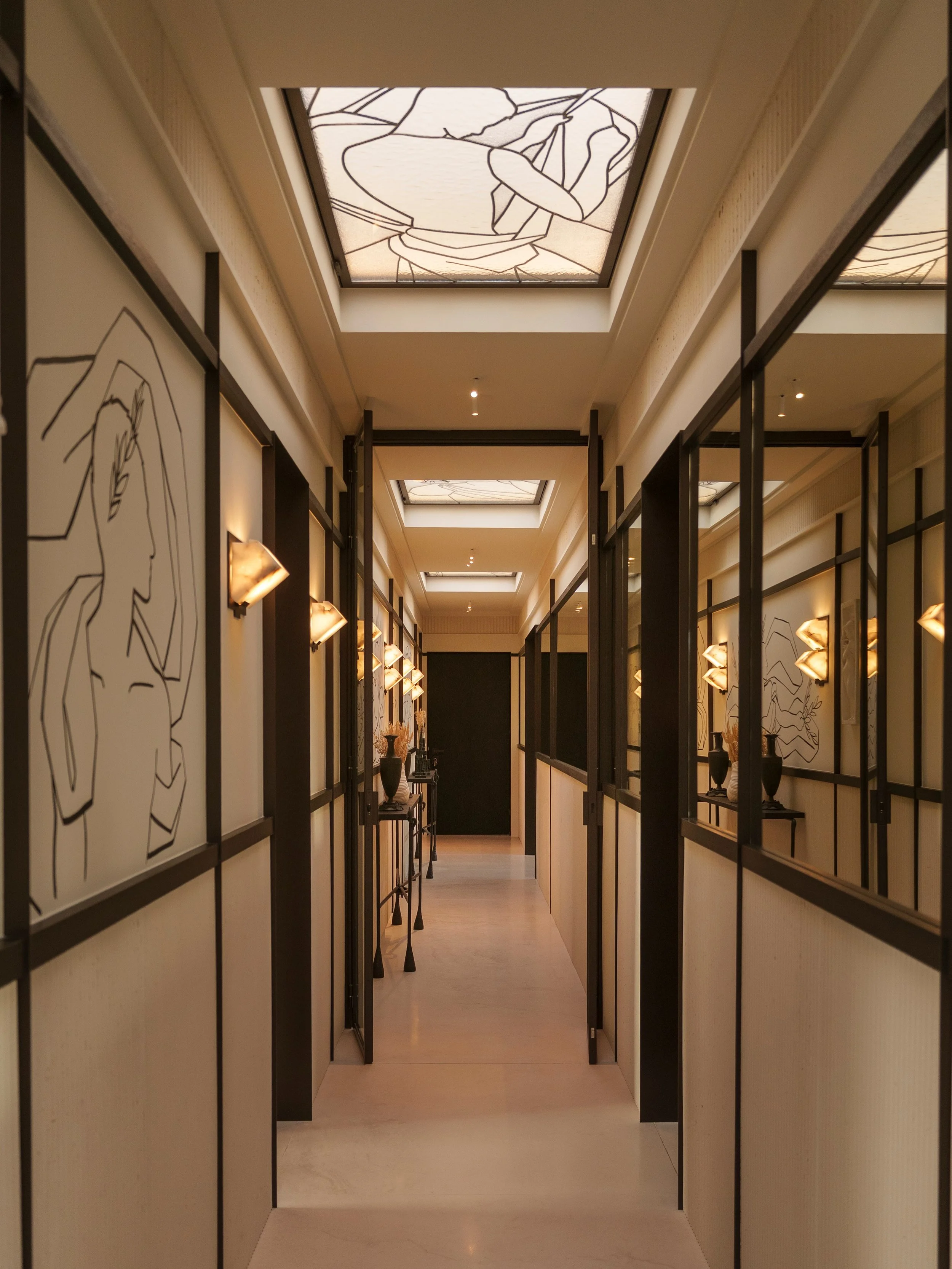 Le couloir n&rsquo;est plus un simple passage.

En architecture d&rsquo;int&eacute;rieur, il devient un v&eacute;ritable espace de style et de caract&egrave;re.

Lumi&egrave;re, couleurs, miroirs, mati&egrave;res, vitraux et d&eacute;coration permett