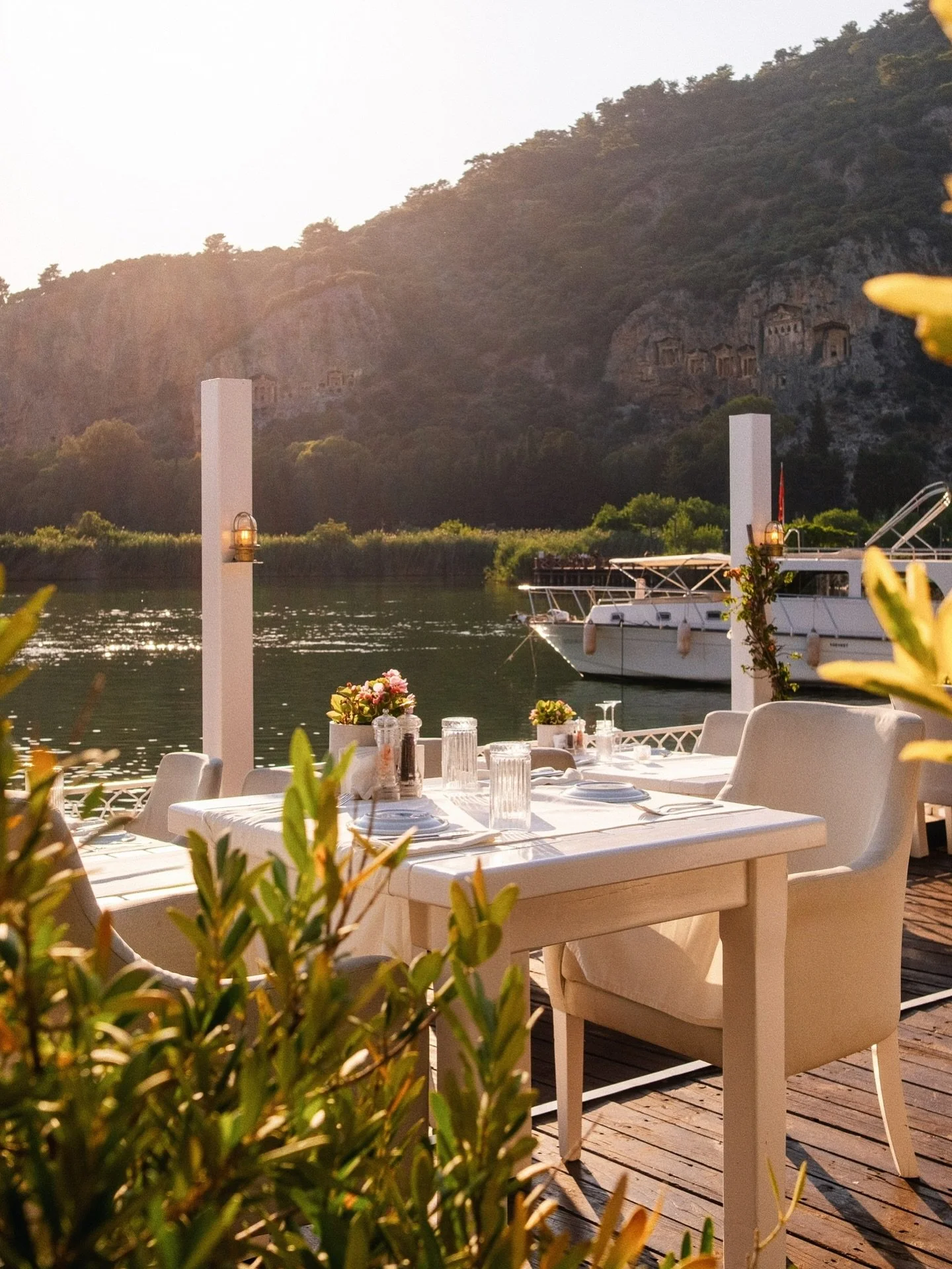 A 𝗾𝘂𝗶𝗲𝘁 𝗺𝗼𝗺𝗲𝗻𝘁 prior to another evening of busyness starts again! 

Book your riverside table early this summer to avoid missing out. 

⤑ ⤑ ⤑ ⤑ ⤑

Yoğun bir akşam başlamadan &ouml;nceki sessiz bir an&hellip; 

Yaz akşamlarını ka&ccedil;ırm