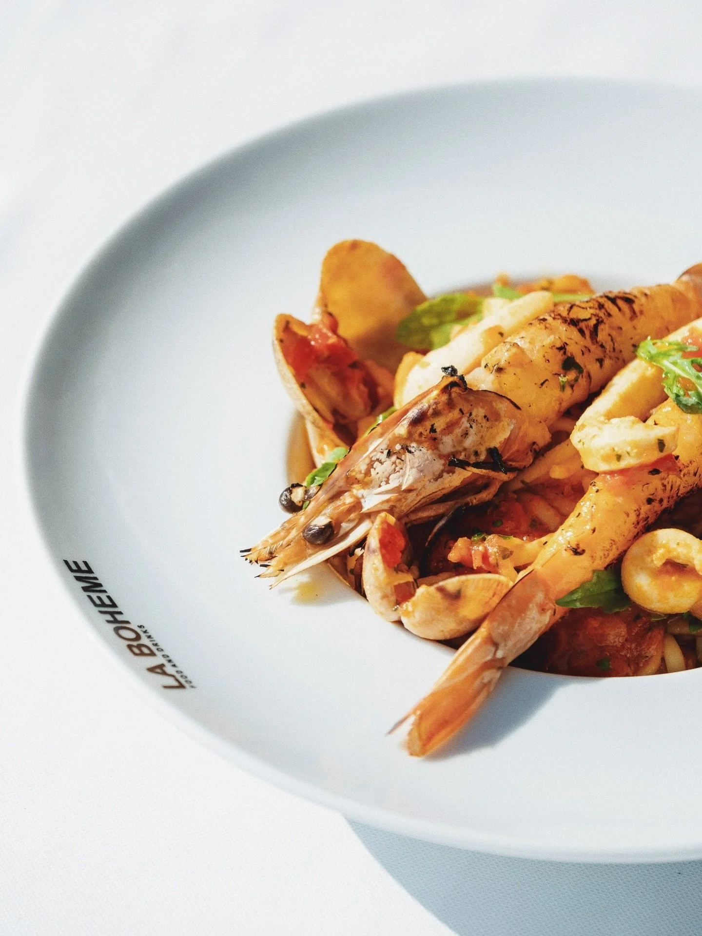 𝗦𝗲𝗮𝗳𝗼𝗼𝗱 𝗟𝗶𝗻𝗴𝘂𝗶𝗻𝗶

Served with our chef&rsquo;s tomato &amp; white wine bisque, fresh sea clams, calamari, and blue tiger prawns 🦐

⤑ ⤑ ⤑ ⤑ ⤑

Deniz Esintili Linguini

Şefimizin &ouml;zel domates ve beyaz şarap bisque sosunda, taptaze 