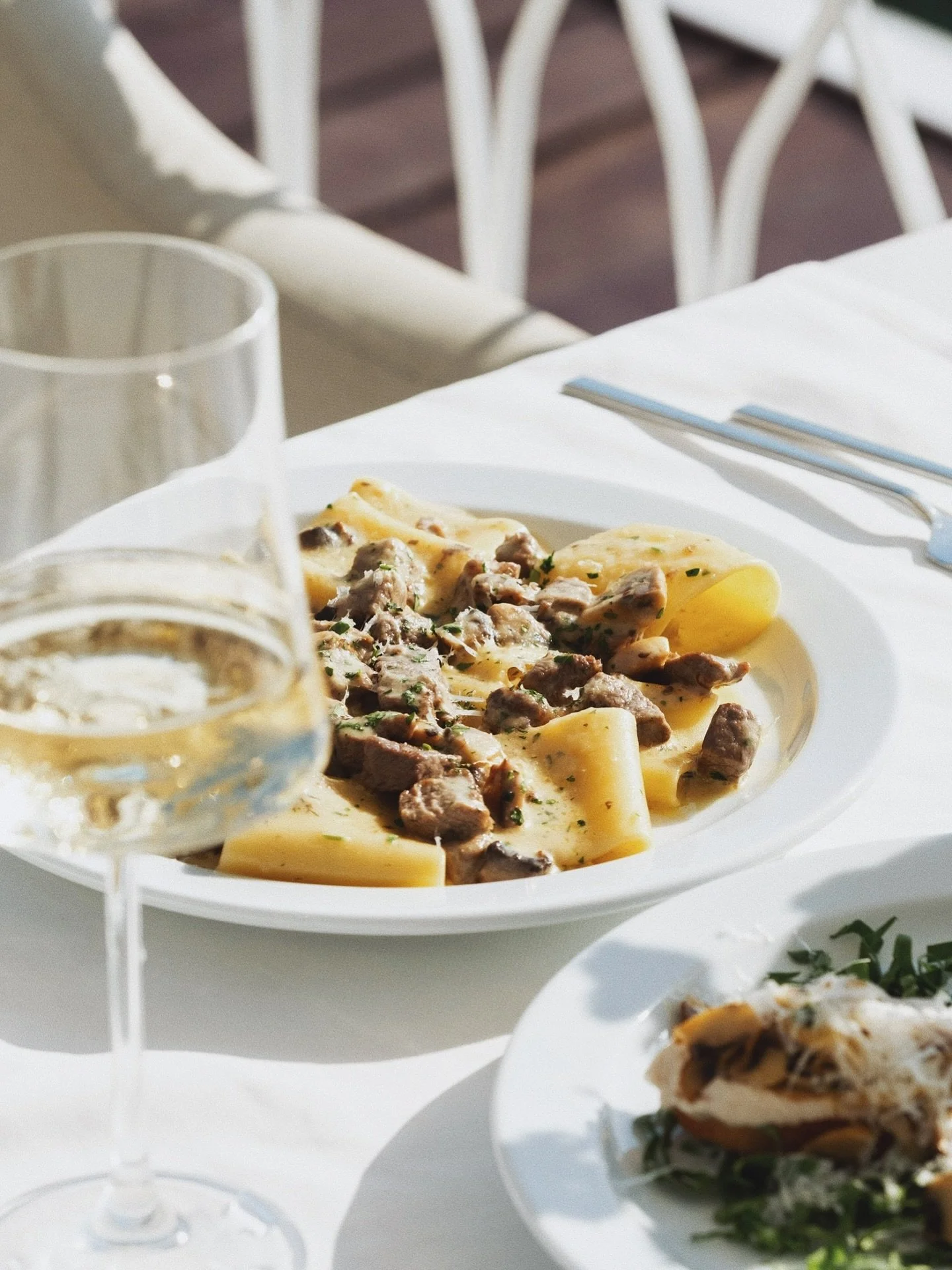 𝗣𝗮𝗰𝗰𝗵𝗲𝗿𝗶 𝗕𝗲𝗲𝗳 𝗥𝗶𝗴𝗮𝘁𝗼𝗻𝗶

Rigatoni served with tender beef tenderloin in a creamy buffalo &amp; white wine sauce with mushrooms.

⤑ ⤑ ⤑ ⤑ ⤑

𝗣𝗮𝗰𝗰𝗵𝗲𝗿𝗶 𝗕𝗲𝗲𝗳 𝗥𝗶𝗴𝗮𝘁𝗼𝗻𝗶

Dana bonfilenin zarif dokunuşu, beyaz şarabın i