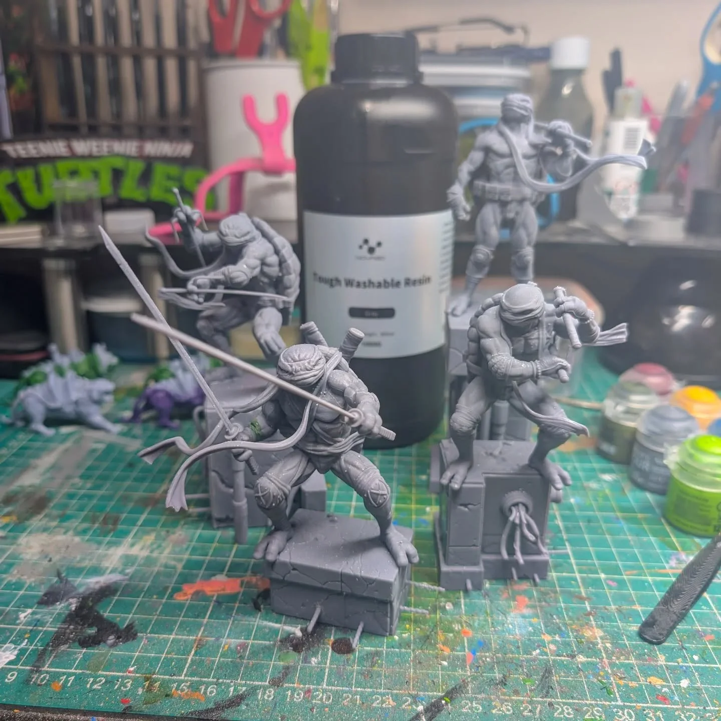 That's all 4 turtle statues printed! Now on to clipping and most importantly painting! I used the absolutely amazing Tough washable resin from @nova3d3dprinter, it's so flexible and it's picked up all the tiny little details so clearly. 🕵️&zwj;♂️
.
