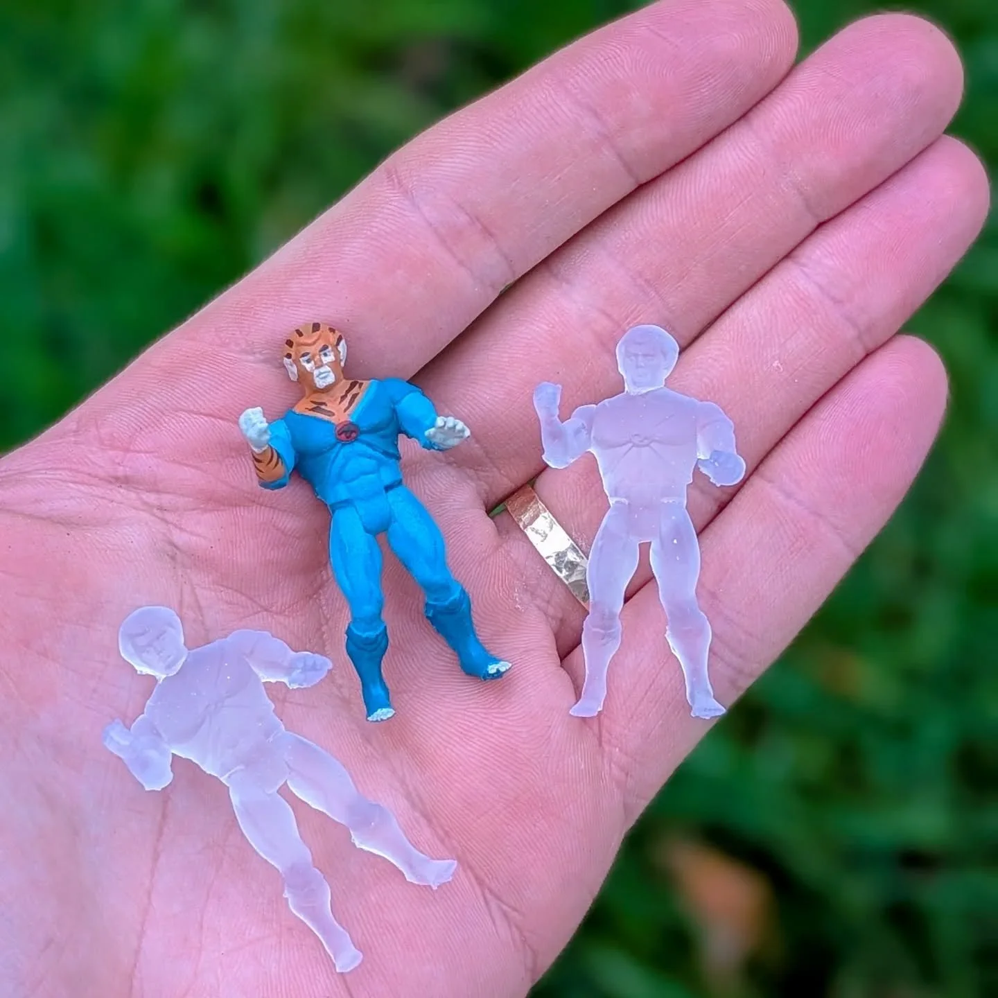 Pockets cats - invisible Tygra 🫥 🐯 
Available right now 👉 www.theretrosaint.com
Super limited run on these little guys, so grab them while you can. 
.
Transparent Resin by @nova3d3dprinter 
.
They're like toys for your action figures 😁 
.
🍕
.
#t