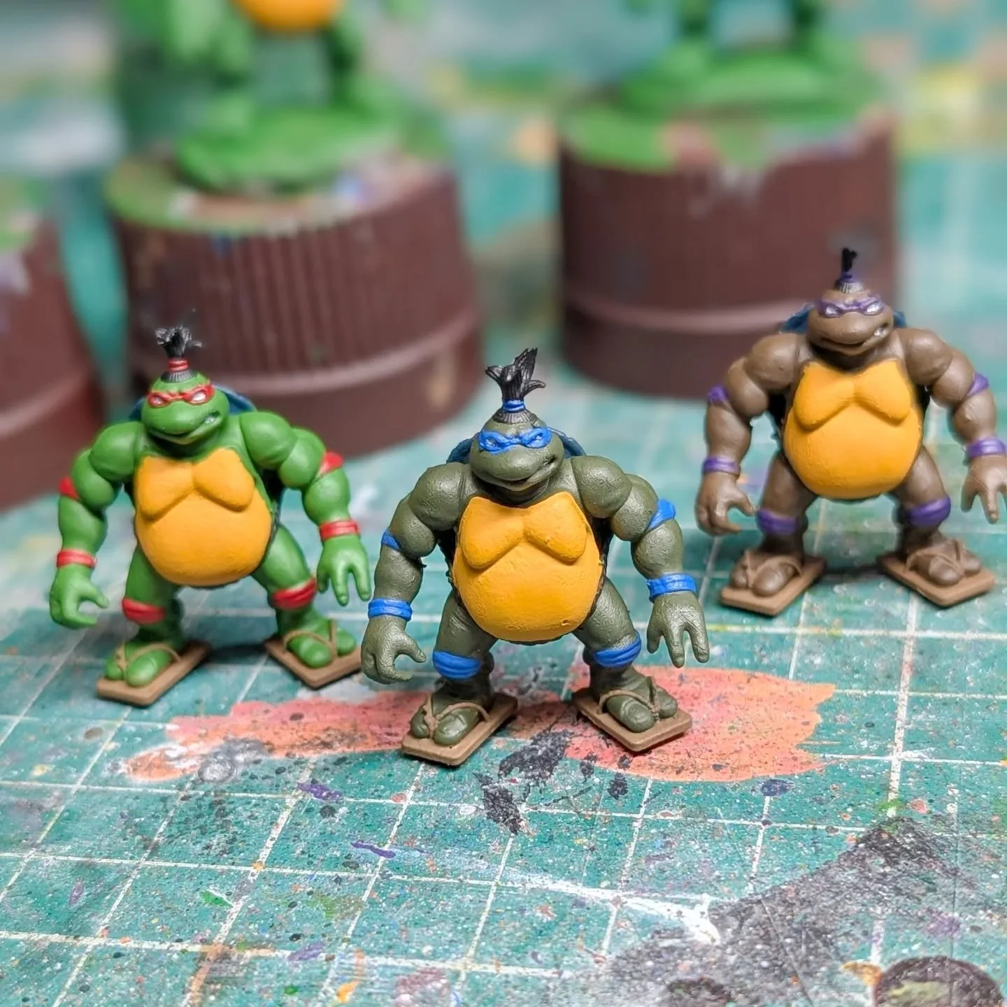 Teenie Weenie Sumo Don is now finished too!! 😀 Just need to finish Mikey and then I can add them to the website 💚
.
I genuinely love painting these little guys!🐢
.
Resin by @nova3d3dprinter - got check out their washable resin on their website. It