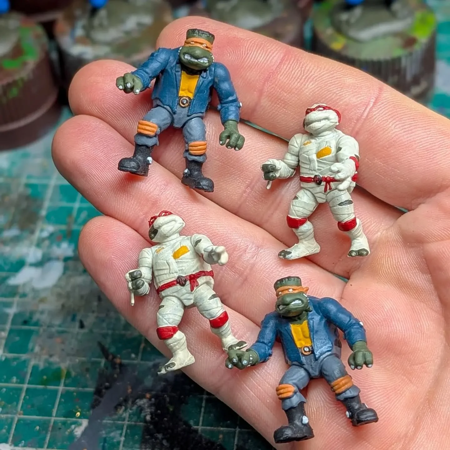 That's Raph and Mikey Teenie Weenie Ninja Turtles - Universal monsters finished. 😄 Now I need to finish the rest of them 
.
Dracula Don and Wolfman Leo are next up. Watch this space 👀
.
Action figures for your toys. Hand-painted Teenage Mutant Ninj
