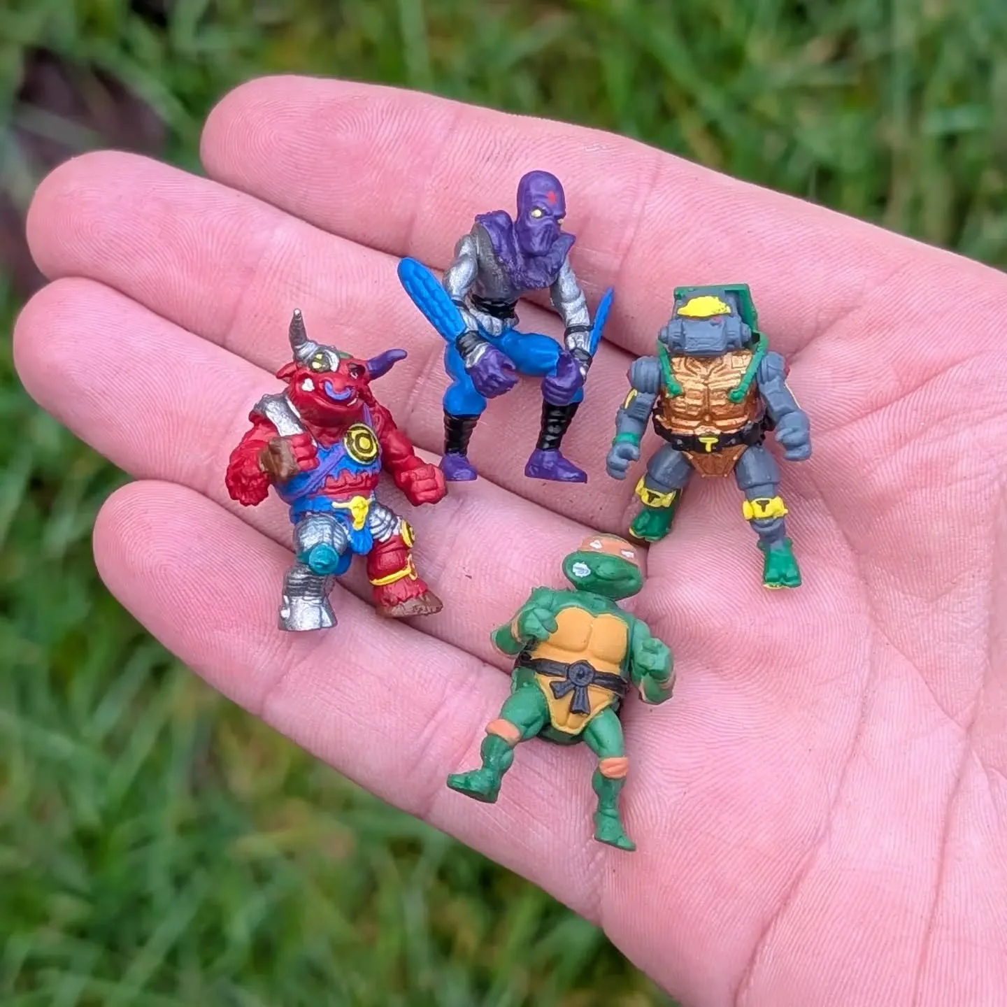 Limited Drop 🚨🚨 Teenie Weenie Michelangelo, Metalhead, Groundchuck and the metallic Robotic Foot Soldiers are all NOW LIVE. 🤩
.
Grab them while you can over at TheRetroSaint.com
.
They're like toys for your action figures 💚
.
🍕
.
#teenagemutantn