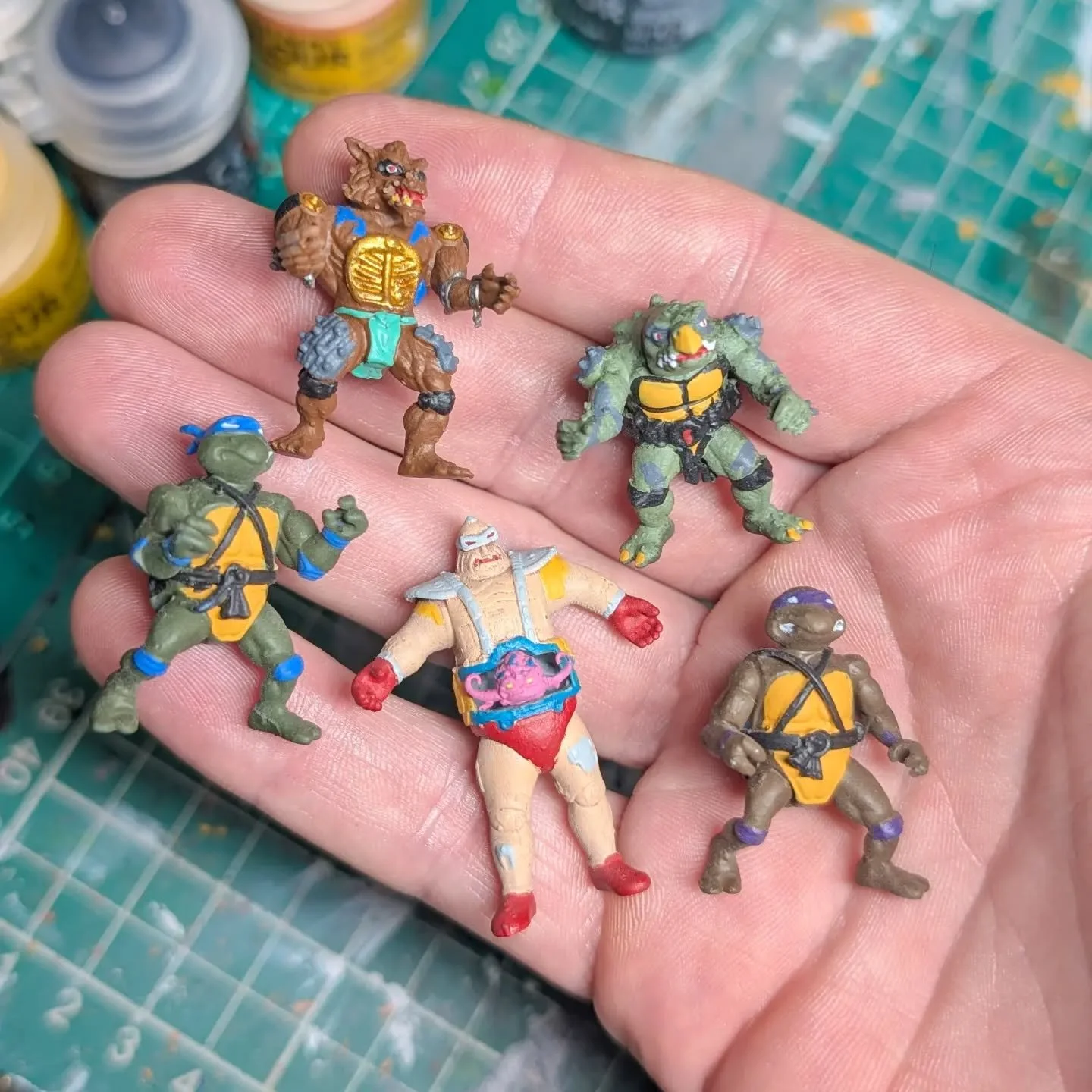 Teenie Weenie Ninja Turtles 🐢 Tokka, Rahzar, Donatello, Leonardo and Krang are available right now. 
.
The same figures you remember, but now in a 1 inch scale 😄
.
Grab them today over at 🤜 TheRetroSaint.com 🤛
.
Also, I love this @atmosphere trac