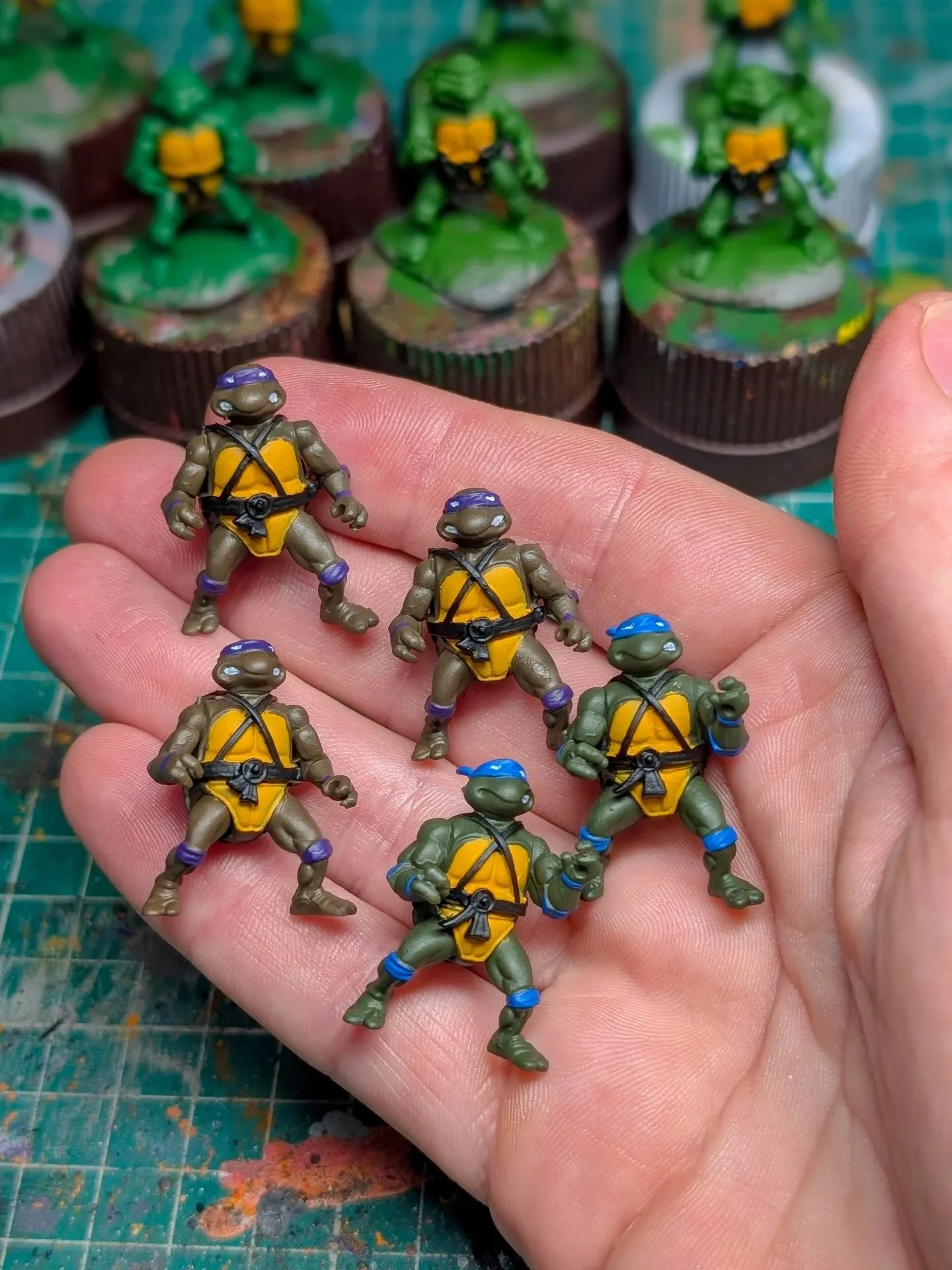 Just finished painting these Leonardo and Donatello Teenie Weenie Ninja Turtles 🐢 
.
They're gonna be available once I finish painting Raphael and Michelangelo too 😄
.
More updates coming soooooon 👀
.
My go to resin for these little guys is the wa