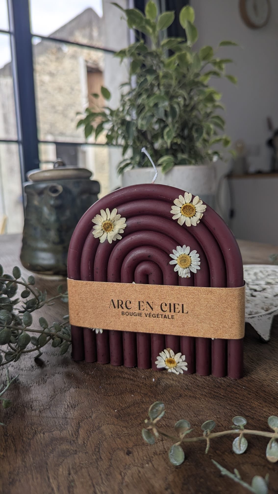 bougie artisanale violette, cire d'abeille naturelle et vegan.jpg
