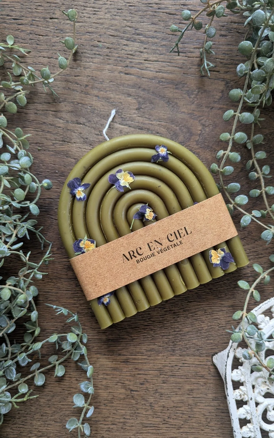 bougie artisanale verte avec fleurs violettes naturelle et vegan.jpg