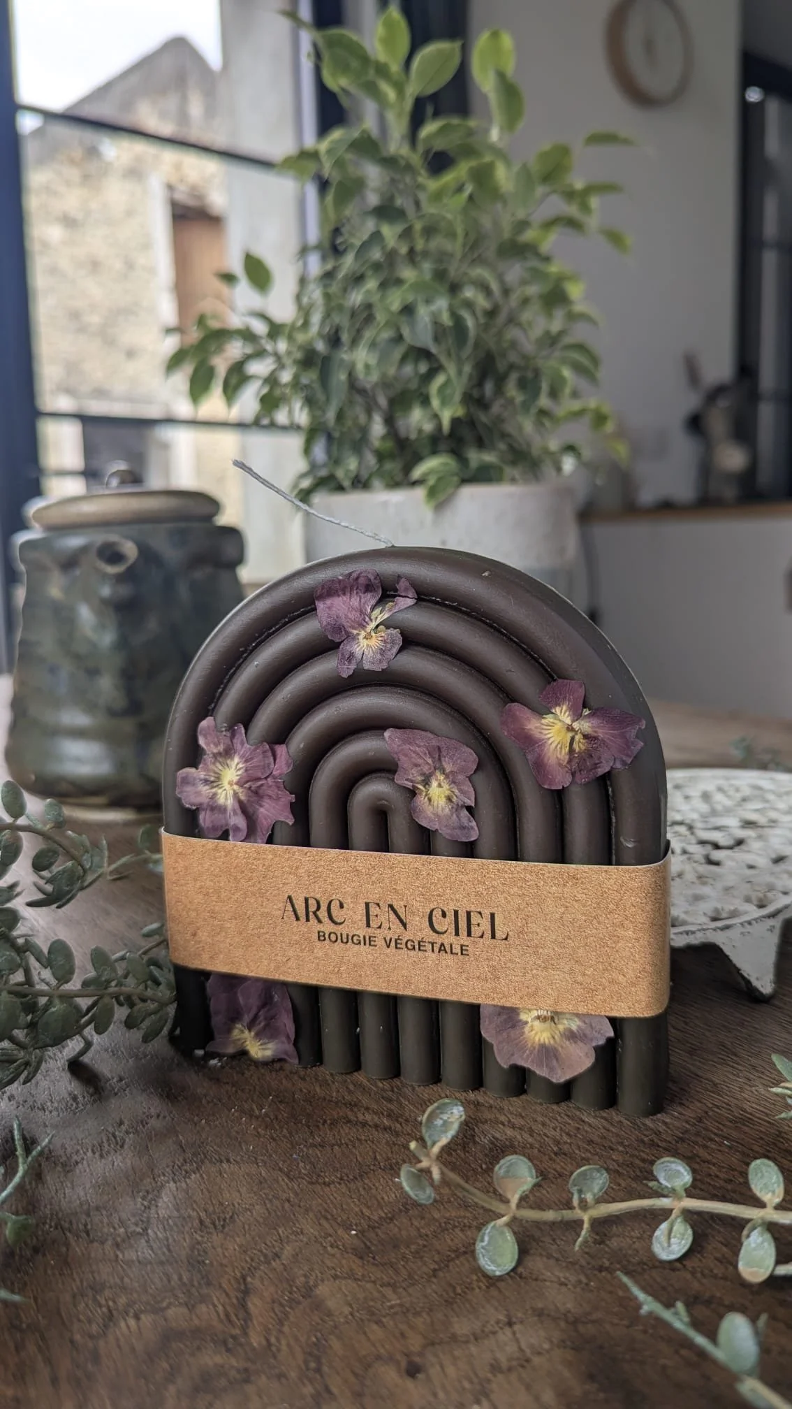 bougie artisanale violette naturelle et vegan.jpg