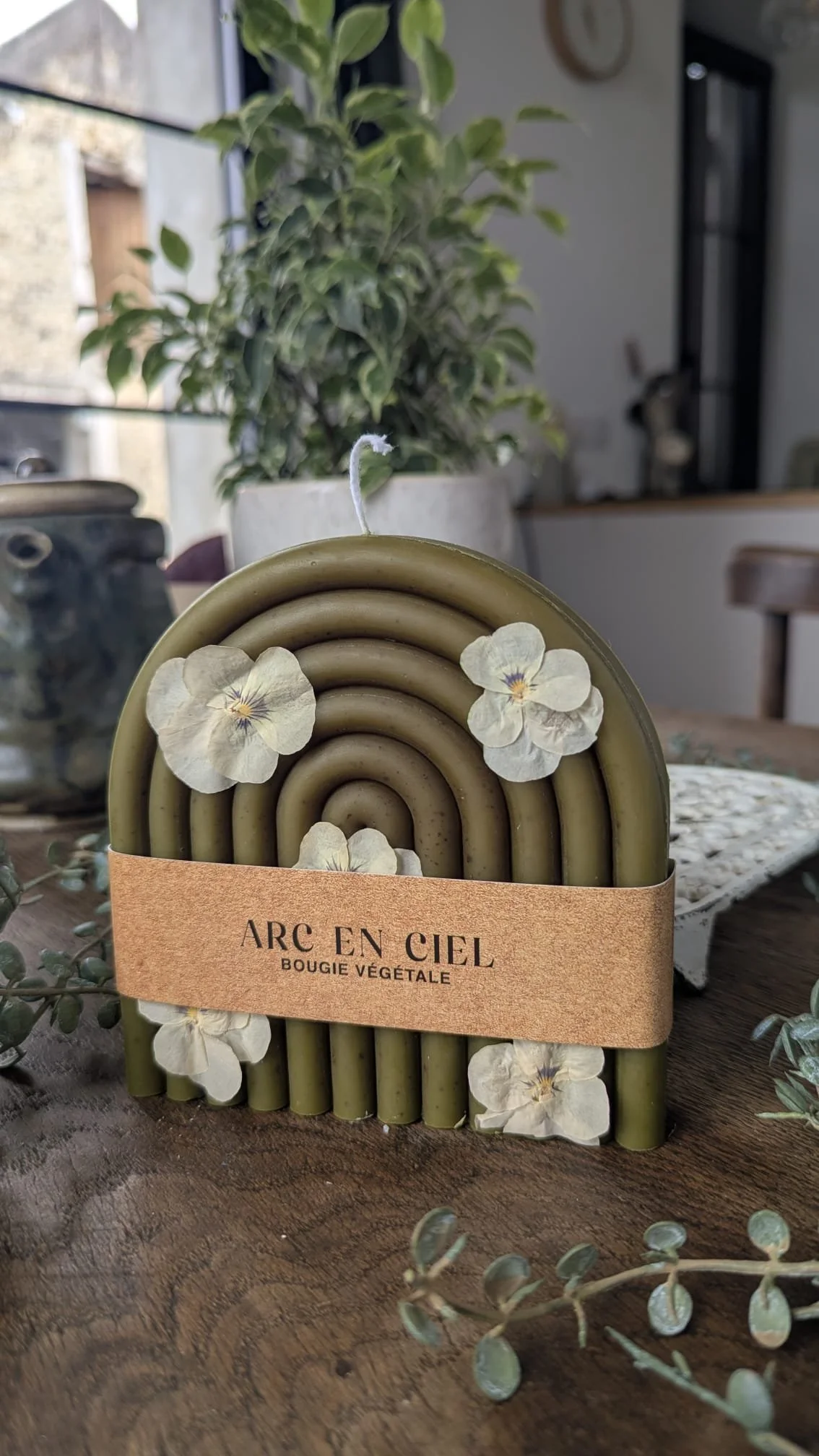 bougie artisanale verte petite fleurs banches naturelle et vegan.jpg