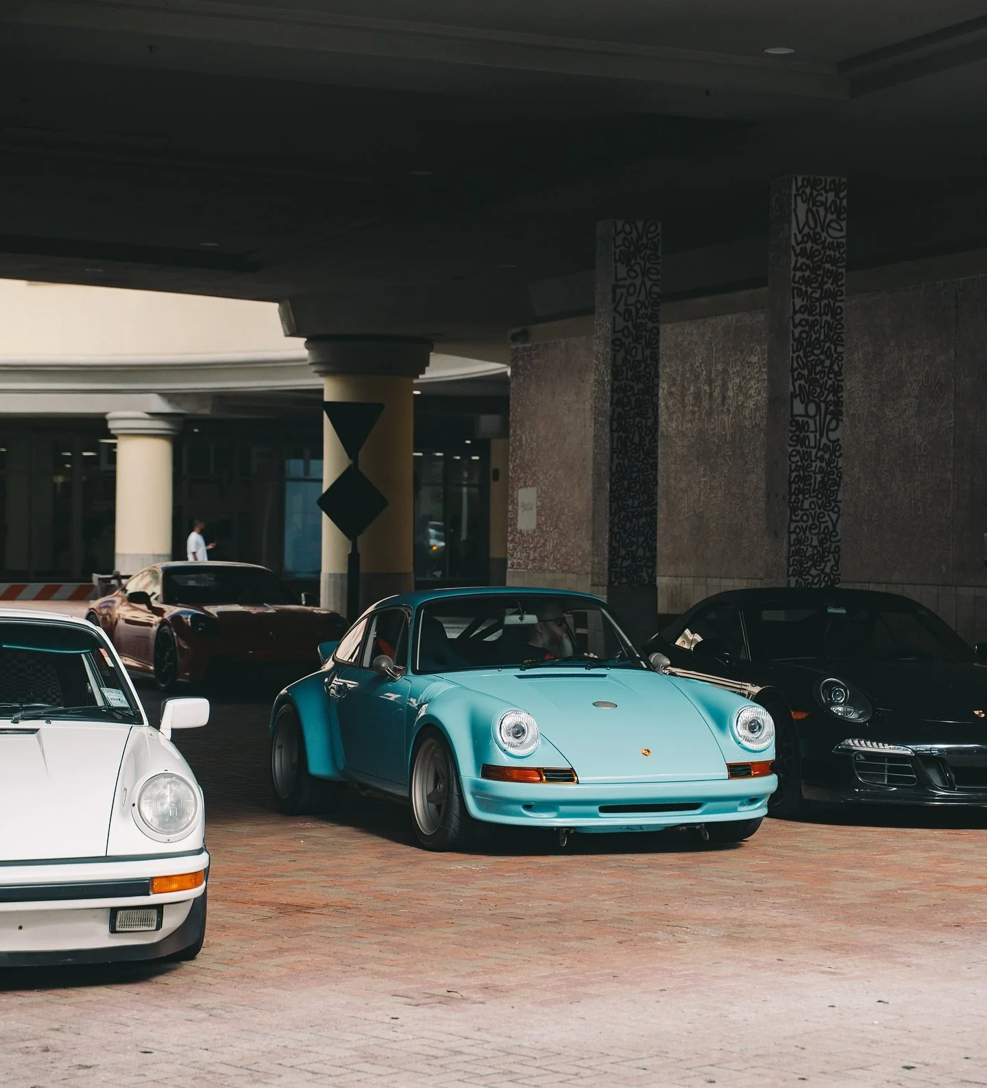 A custom 1 of 1 Umlaut air cooled Porsche in a amazing blue with @hre_wheels

@vdbgt3 @umlaut_aircooled @zweck @porschekultur 

#porsche #porsche911turbo #porsche911 #911 #930 #aircooled