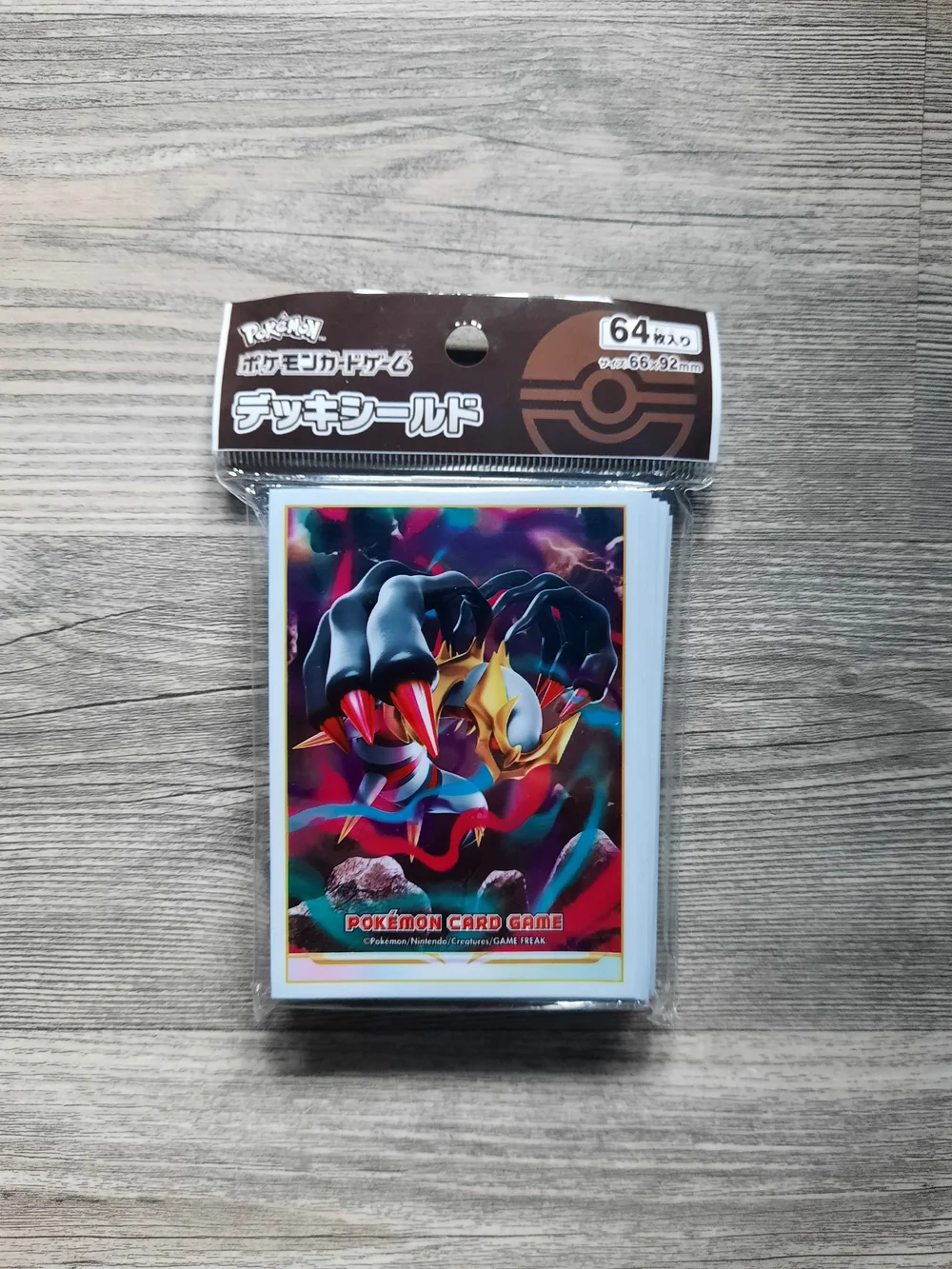 Pokemon Center Sleeves - Lost Abyss: Giratina Breukel Sammelkartenzubehr Pokemon Center Sleeves - Lost Abyss: Giratina Breukel Sammelkartenzubehr