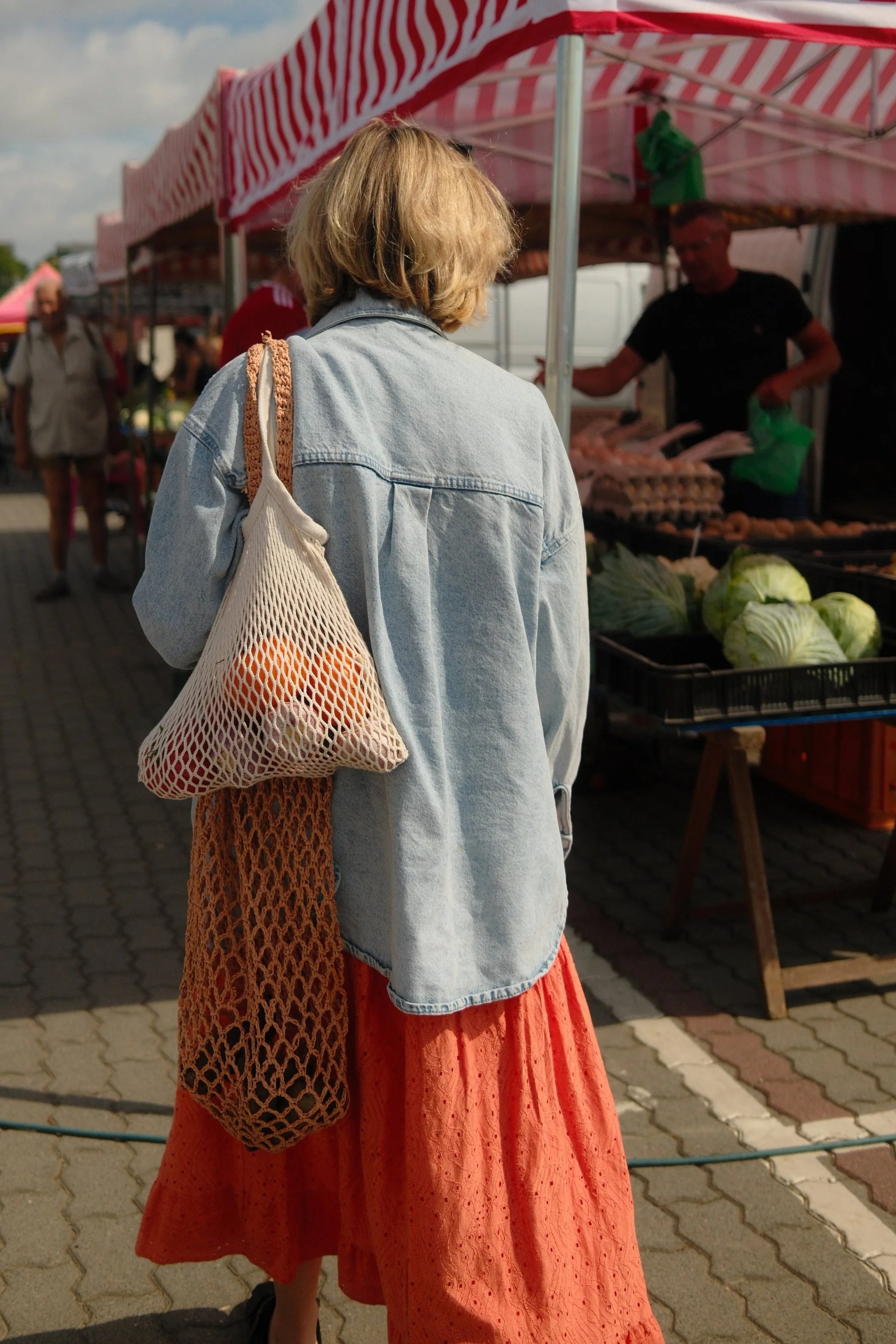 kaboompics_woman-carrying-reusable-produce-bags-at-a-farmers-market-40041.jpg