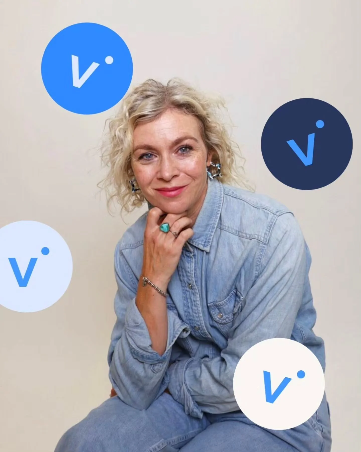What's bold beautiful and blue? It's @vickiweinberguk slick new branding!

When Vicki first came to me she asked for an evolution of her brand that felt bold and clean, but also expressed her personality.

We did that with tonal layers of blue, bold 