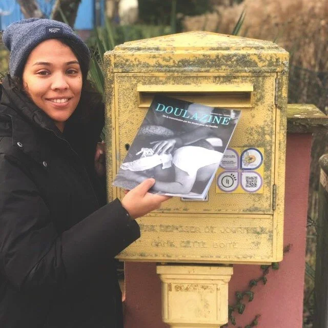 Hey les lecteurices du Doulazine, 

C'est les yeux bouffis de larmes d'amours des retrouvailles familliales et amicales mais aussi d'un peu de fatigue du voyage que notre @tiffaladoula a amen&eacute; avec elle des exemplaires du Doulazine dans ses va
