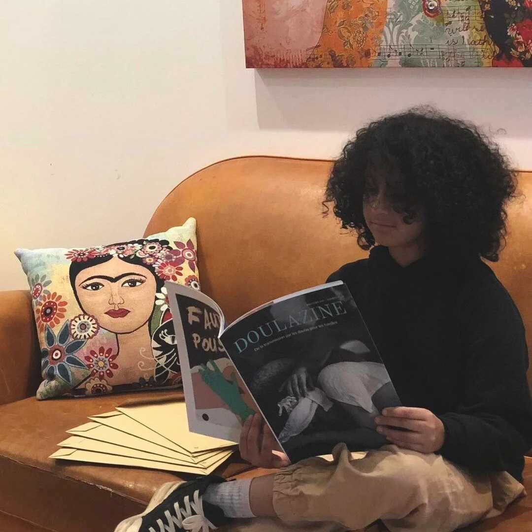 Pendant que la prochaine g&eacute;n&eacute;ration s'informe, des Doulazines sont envelopp&eacute;s pr&ecirc;t &agrave; partir. 💗

 #doulazine  #doula  #magazine  #nextgeneration