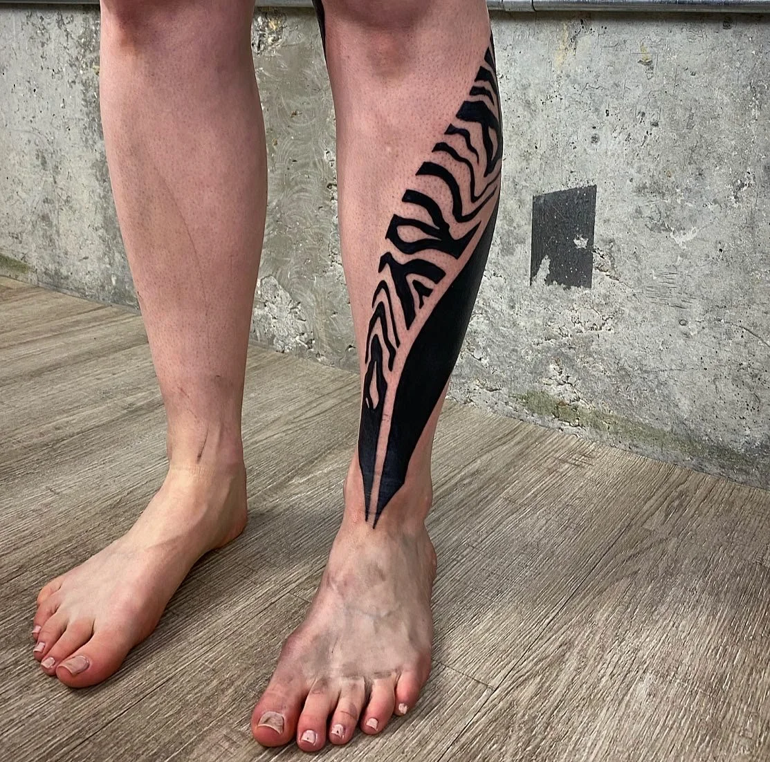 Blackwork neotribal suminagashi leg sleeve, cover up blackout tattoo || Blackwork artist London GÖRMEX