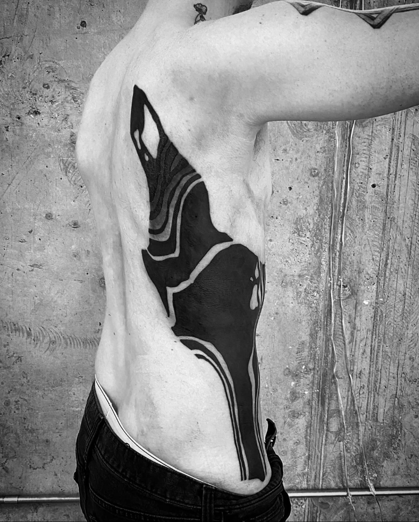 Blackwork neotribal suminagashi ribs tattoo, difficult cover up tattoo|| Blackwork cover up artist London GÖRMEX