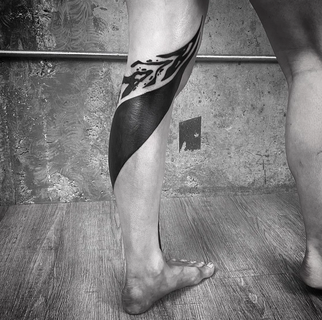Blackwork neotribal suminagashi leg sleeve, cover up blackout tattoo || Blackwork artist London GÖRMEX