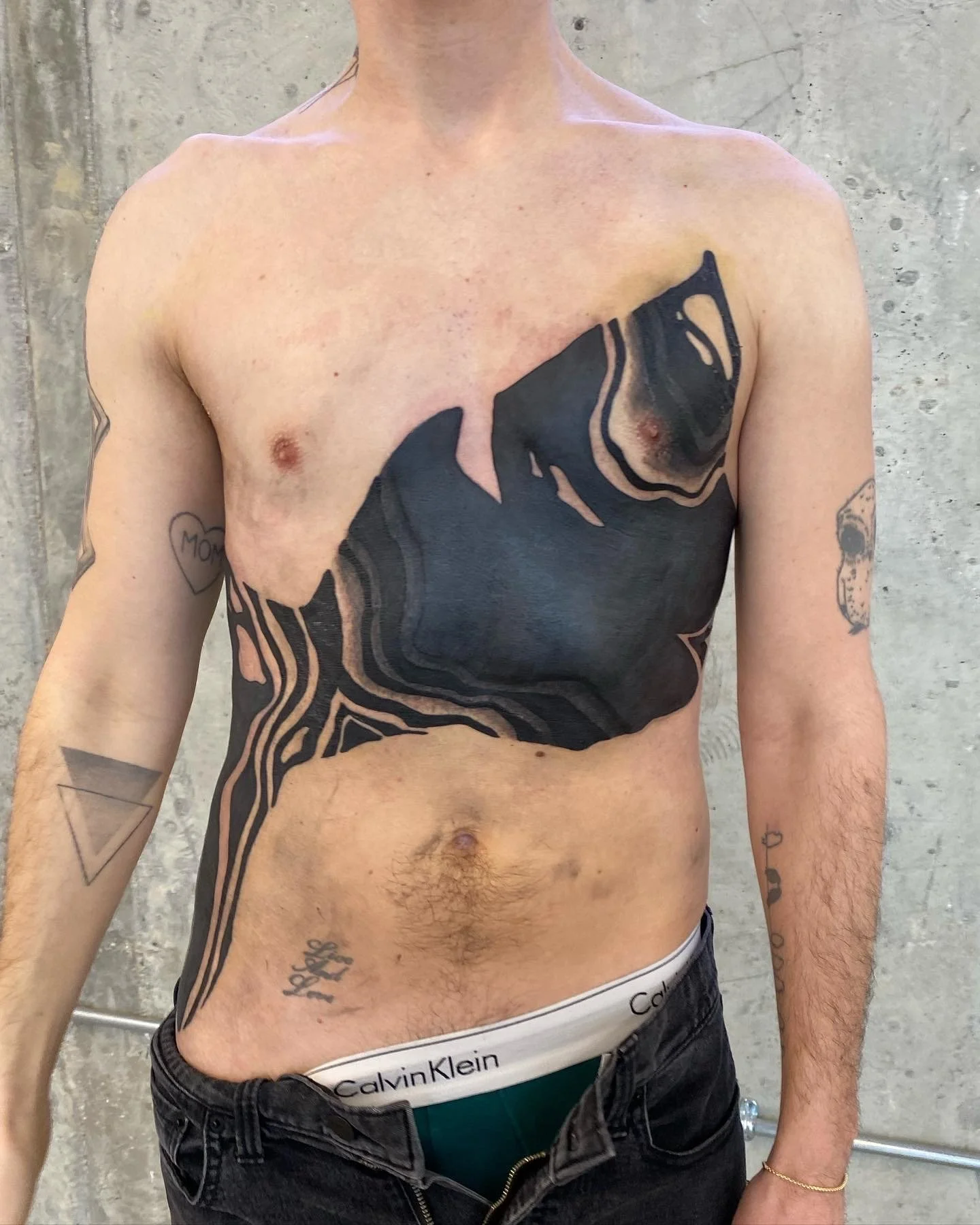 Blackwork neotribal suminagashi front tattoo, difficult cover up tattoo|| Blackwork cover up artist London GÖRMEX