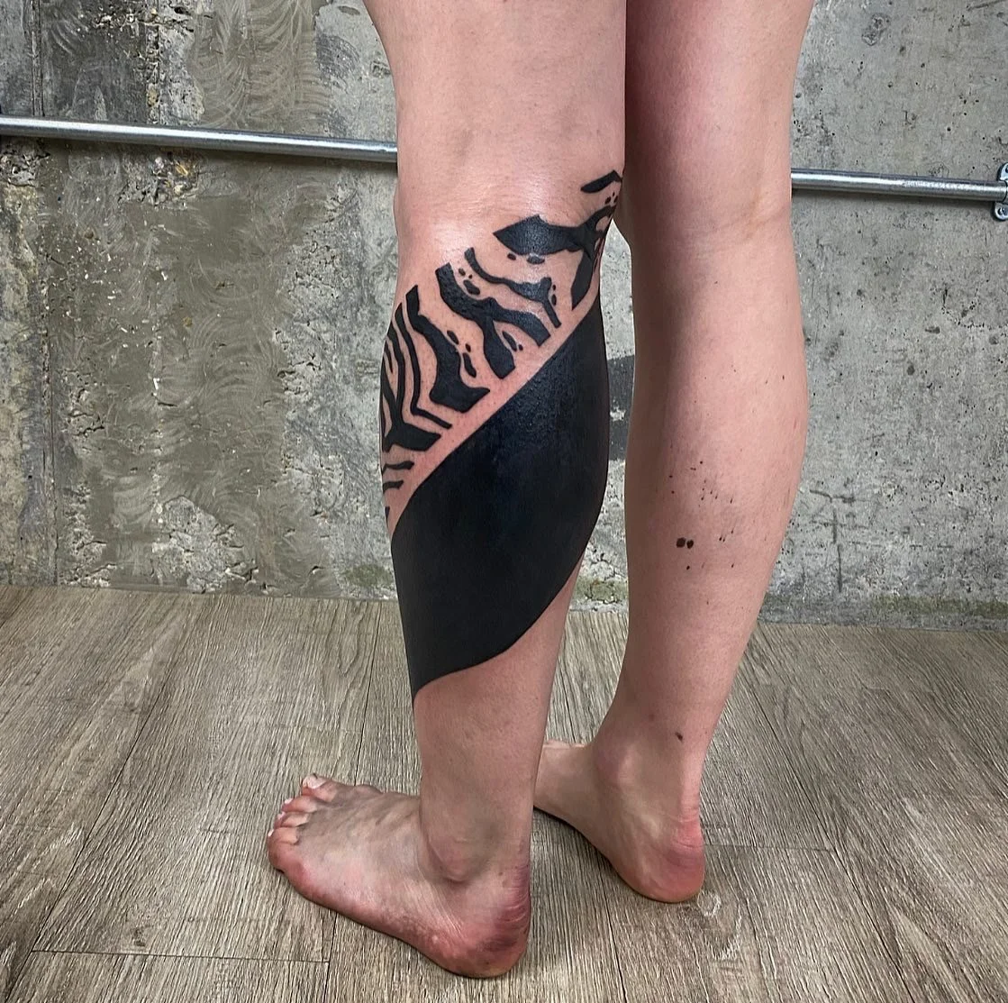 Blackwork neotribal suminagashi leg sleeve, cover up blackout tattoo || Blackwork artist London GÖRMEX