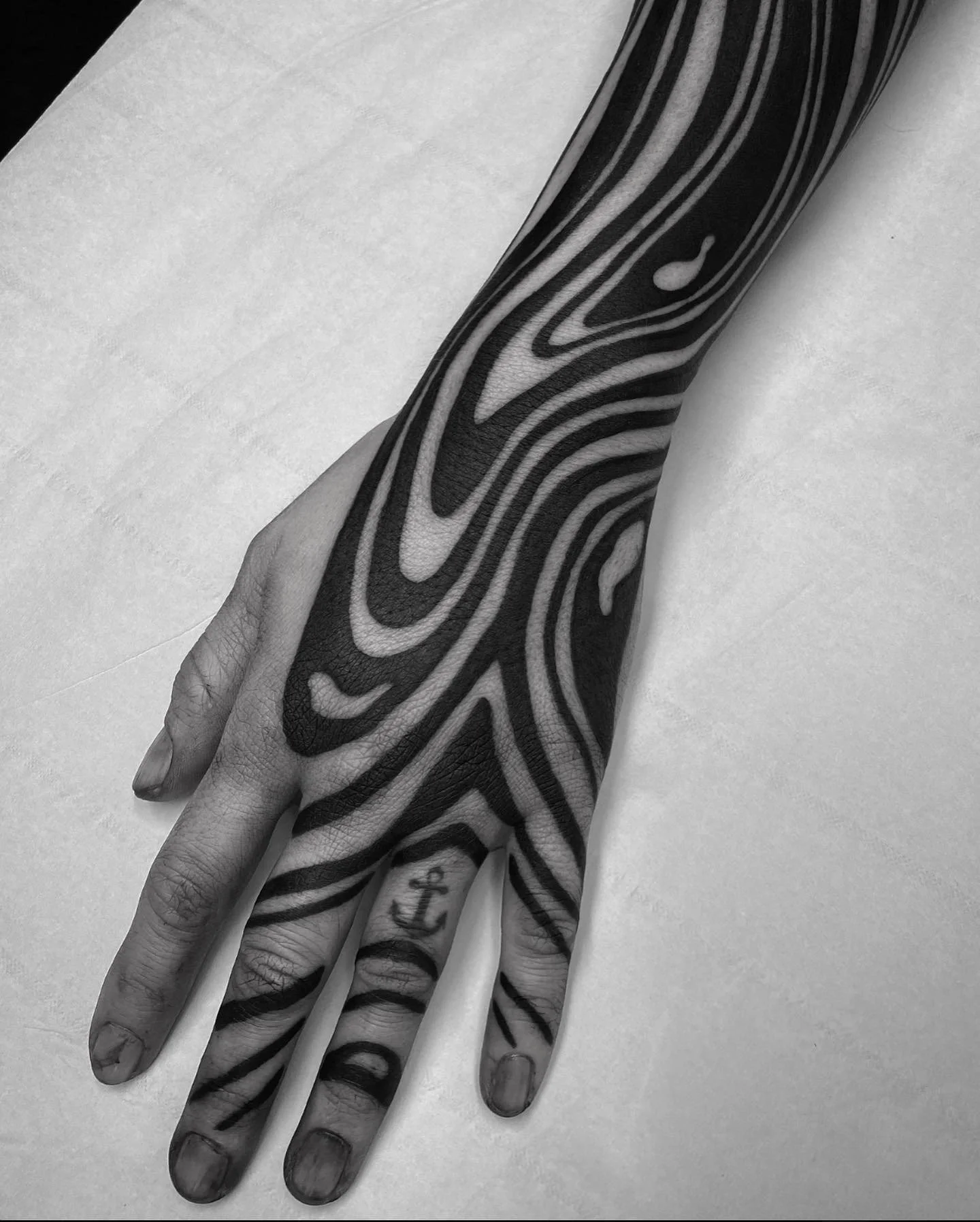 Blackwork neotribal suminagashi hand and figers tattoo