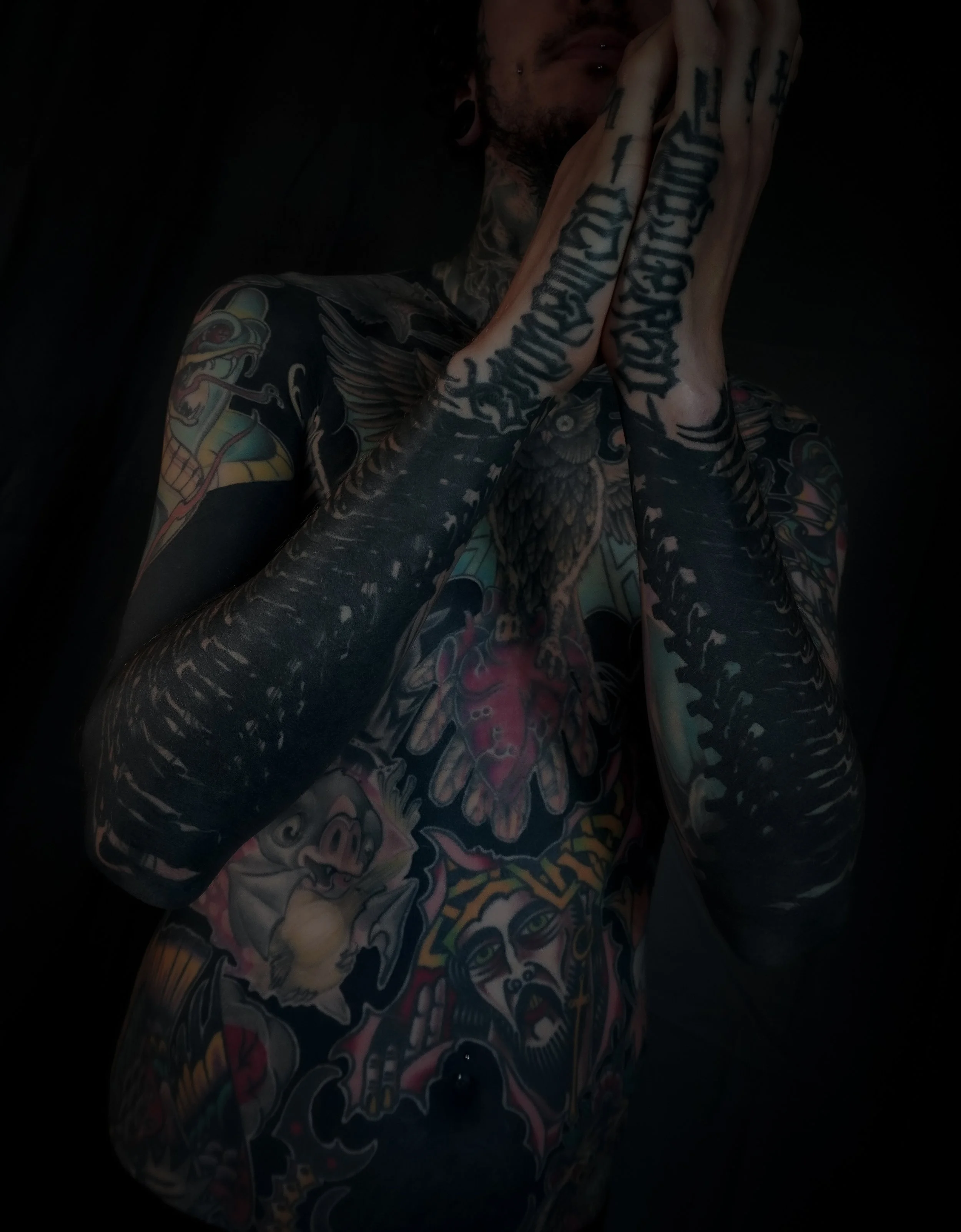 GÖRMEX – Black Work Tattoo in London
Discover expert black work tattoos in London with GÖRMEX. Specializing in blackout, blast overs, cover-ups, abstract patterns, and script, we help you transform your body with bold, striking designs. Whether you’