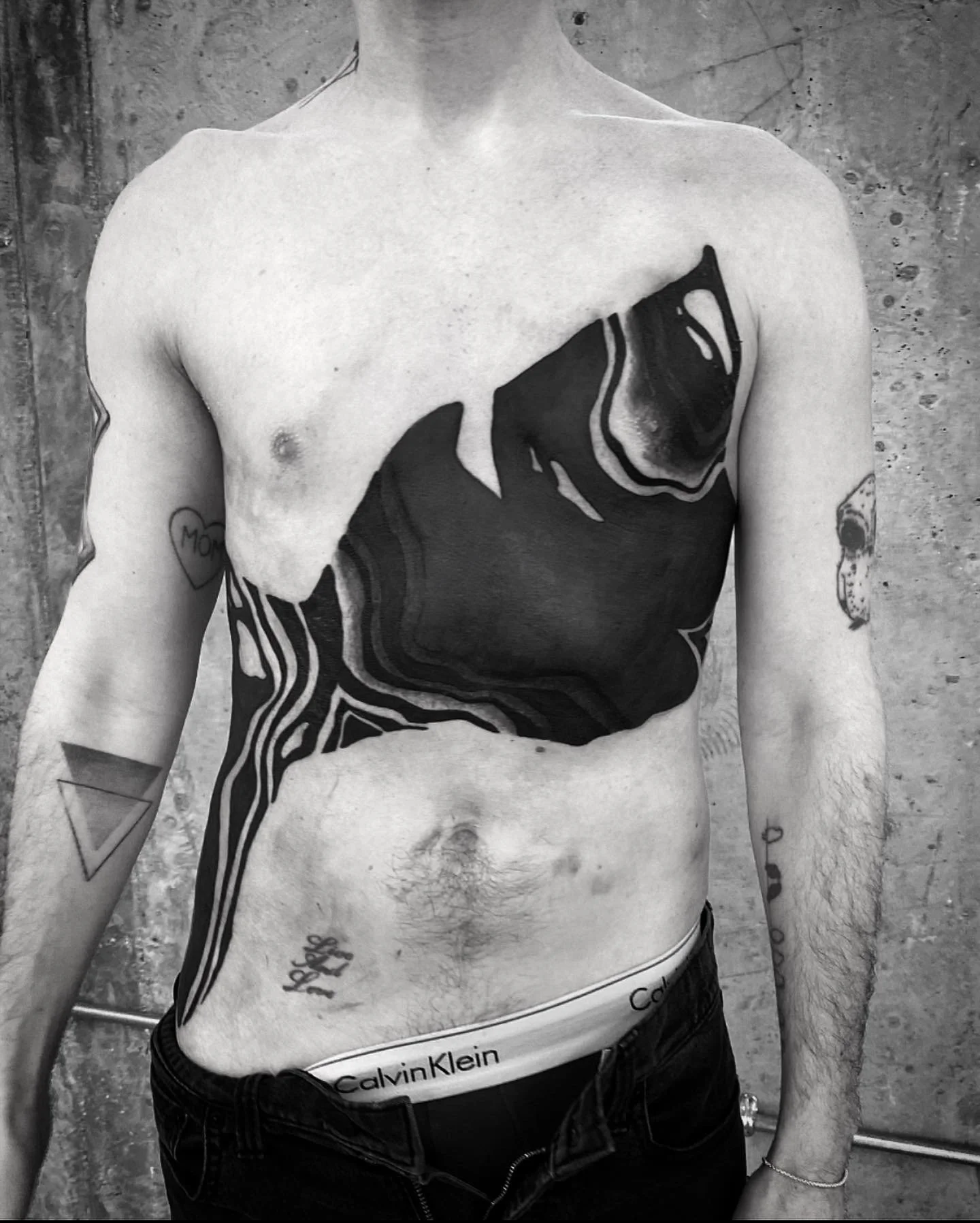 Blackwork neotribal suminagashi front tattoo, difficult cover up tattoo|| Blackwork cover up artist London GÖRMEX