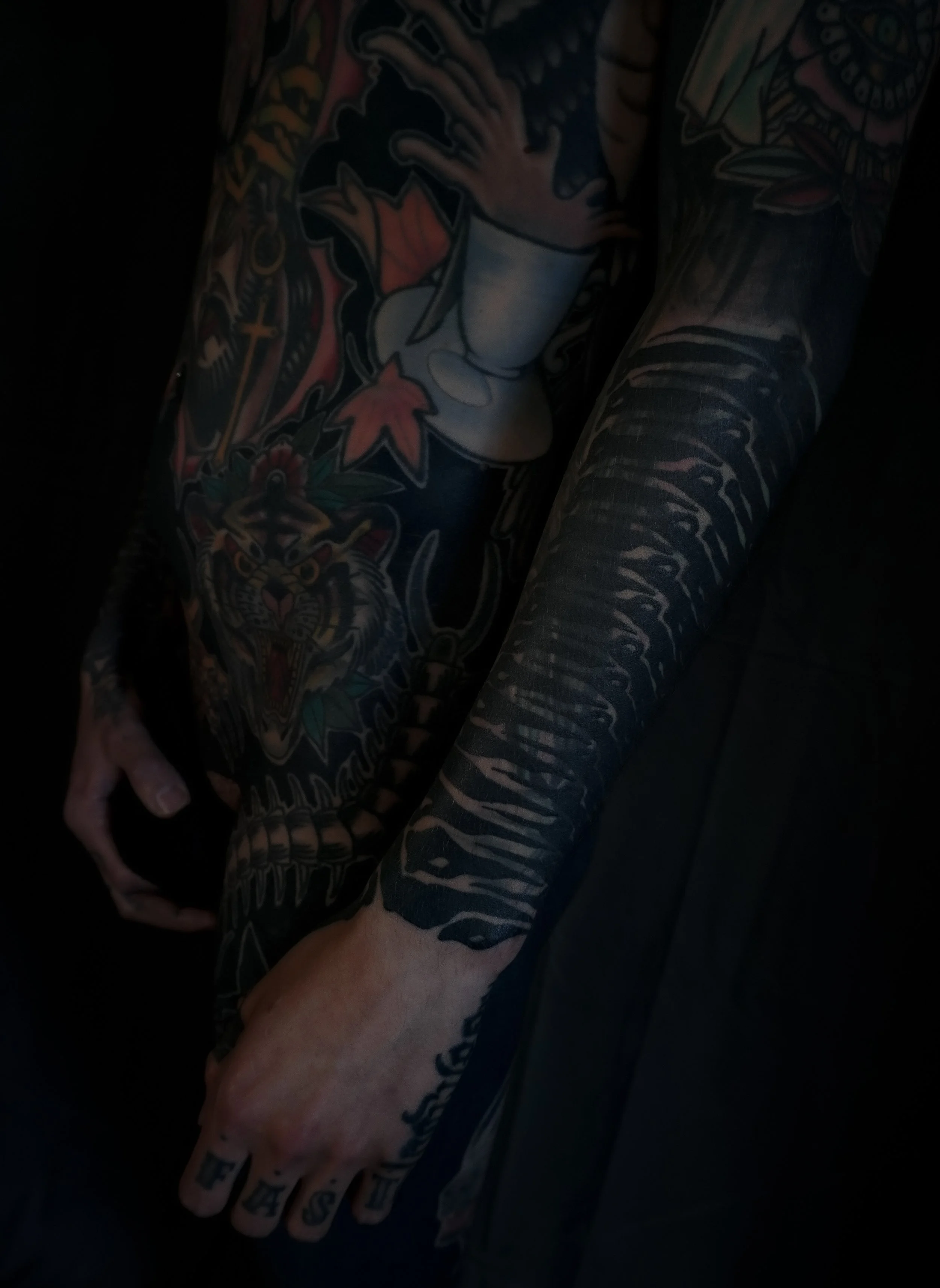 GÖRMEX – Black Work Tattoo in London
Discover expert black work tattoos in London with GÖRMEX. Specializing in blackout, blast overs, cover-ups, abstract patterns, and script, we help you transform your body with bold, striking designs. Whether you’