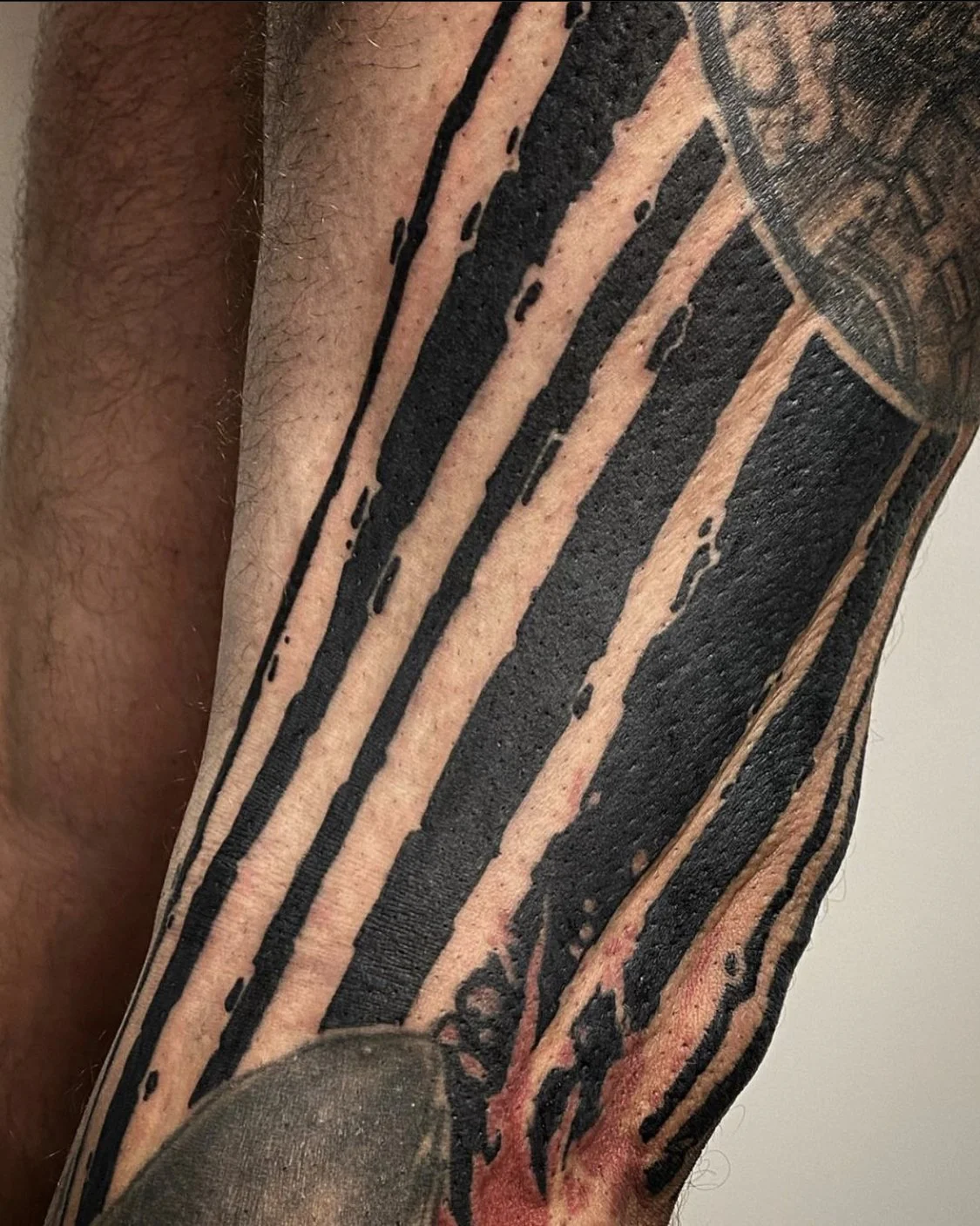Blackwork neotribal suminagashi leg sleeve tattoo details || Blackwork artist London