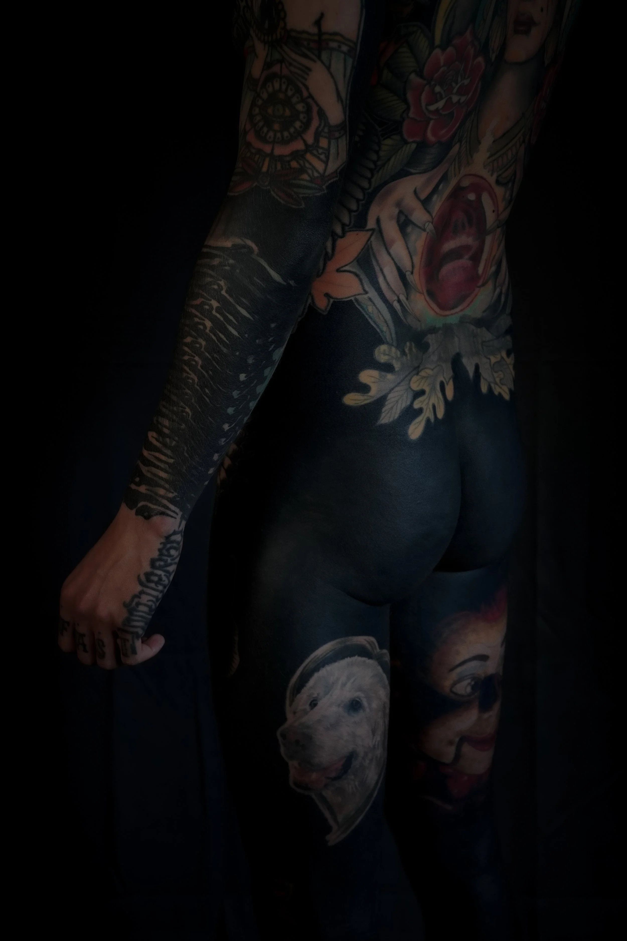 GÖRMEX – Black Work Tattoo in London
Discover expert black work tattoos in London with GÖRMEX. Specializing in blackout, blast overs, cover-ups, abstract patterns, and script, we help you transform your body with bold, striking designs. Whether you’