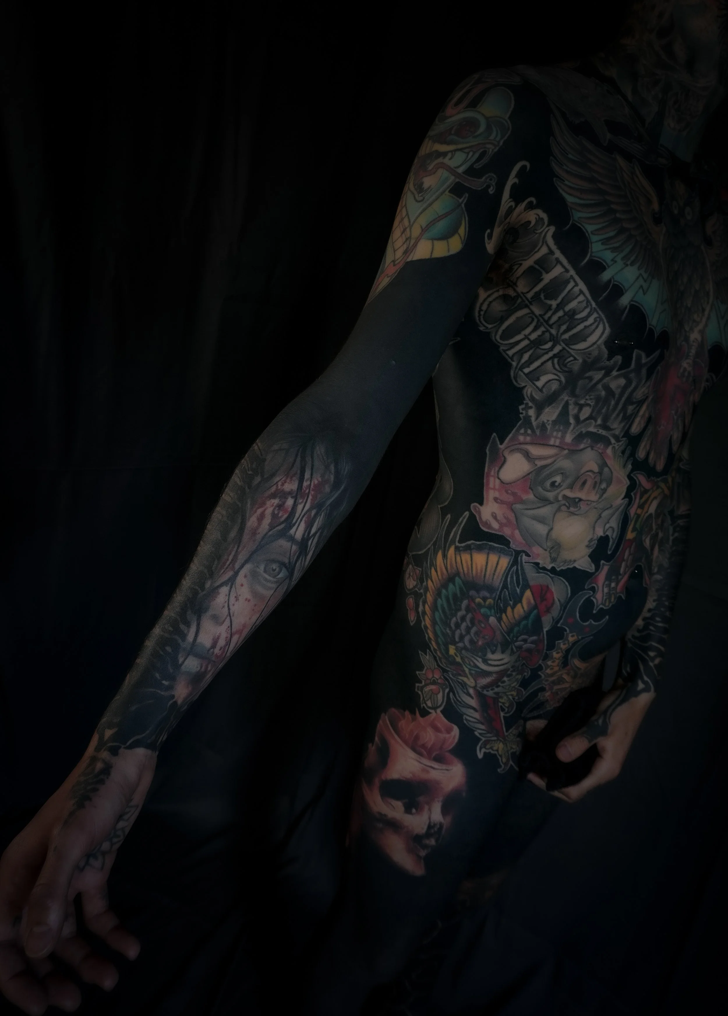 GÖRMEX – Black Work Tattoo in London
Discover expert black work tattoos in London with GÖRMEX. Specializing in blackout, blast overs, cover-ups, abstract patterns, and script, we help you transform your body with bold, striking designs. Whether you’
