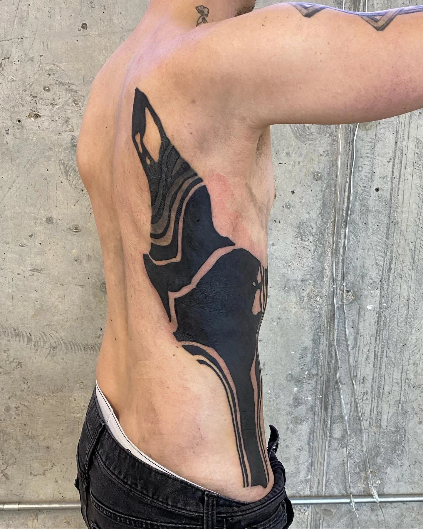 Blackwork neotribal suminagashi ribs tattoo, difficult cover up tattoo|| Blackwork cover up artist London GÖRMEX