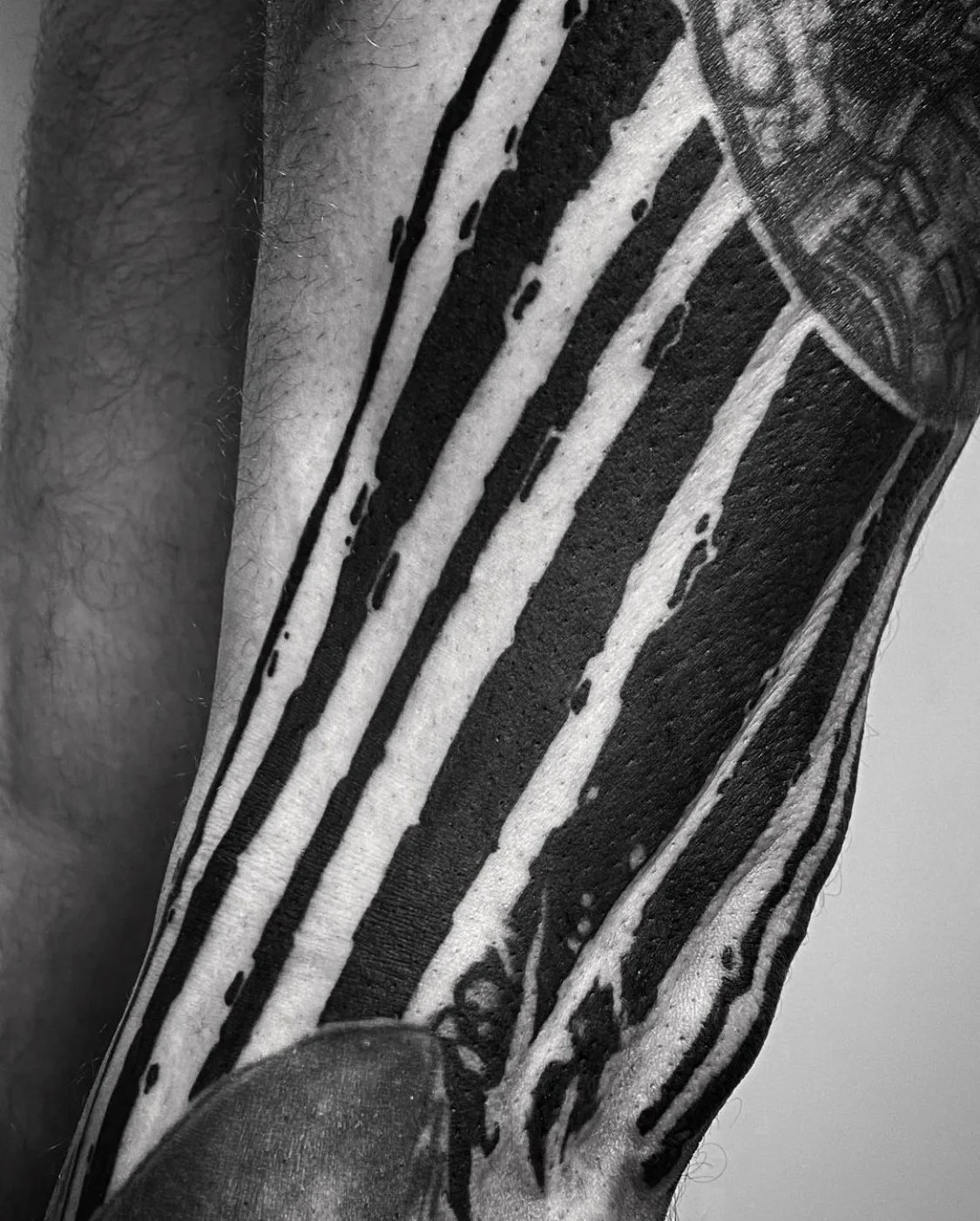 Blackwork neotribal suminagashi leg sleeve tattoo details || Blackwork artist London