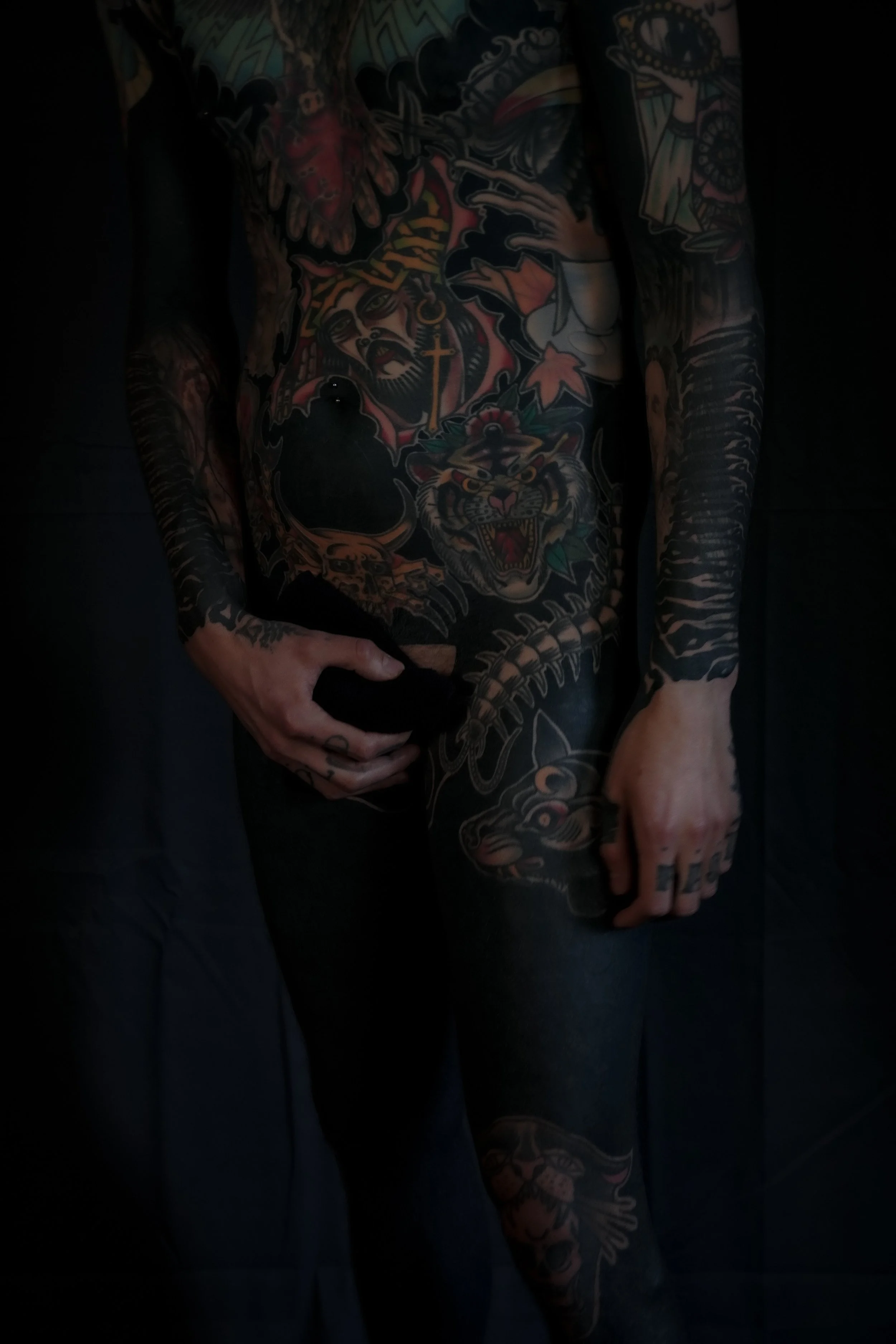 GÖRMEX – Black Work Tattoo in London
Discover expert black work tattoos in London with GÖRMEX. Specializing in blackout, blast overs, cover-ups, abstract patterns, and script, we help you transform your body with bold, striking designs. Whether you’