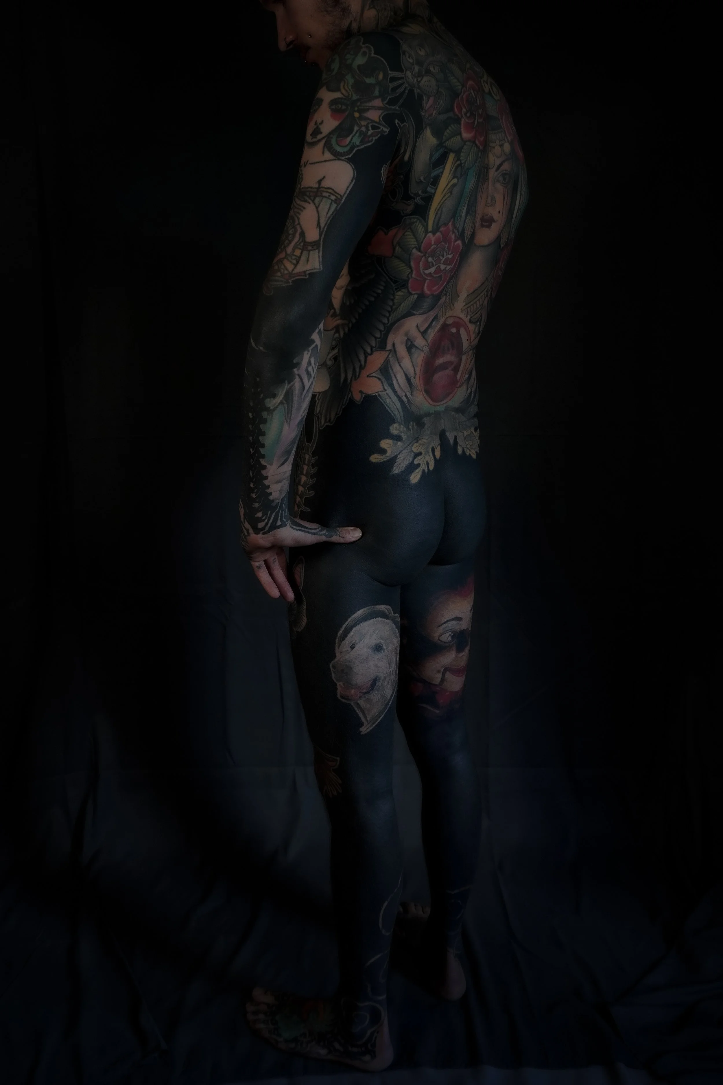 GÖRMEX – Black Work Tattoo in London
Discover expert black work tattoos in London with GÖRMEX. Specializing in blackout, blast overs, cover-ups, abstract patterns, and script, we help you transform your body with bold, striking designs. Whether you’