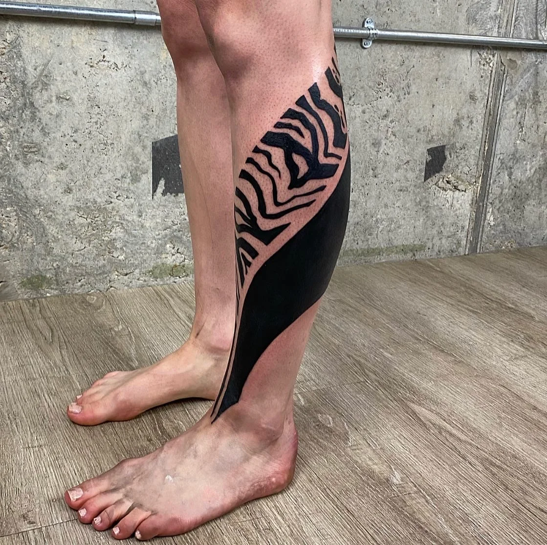 Blackwork neotribal suminagashi leg sleeve, cover up blackout tattoo || Blackwork artist London GÖRMEX