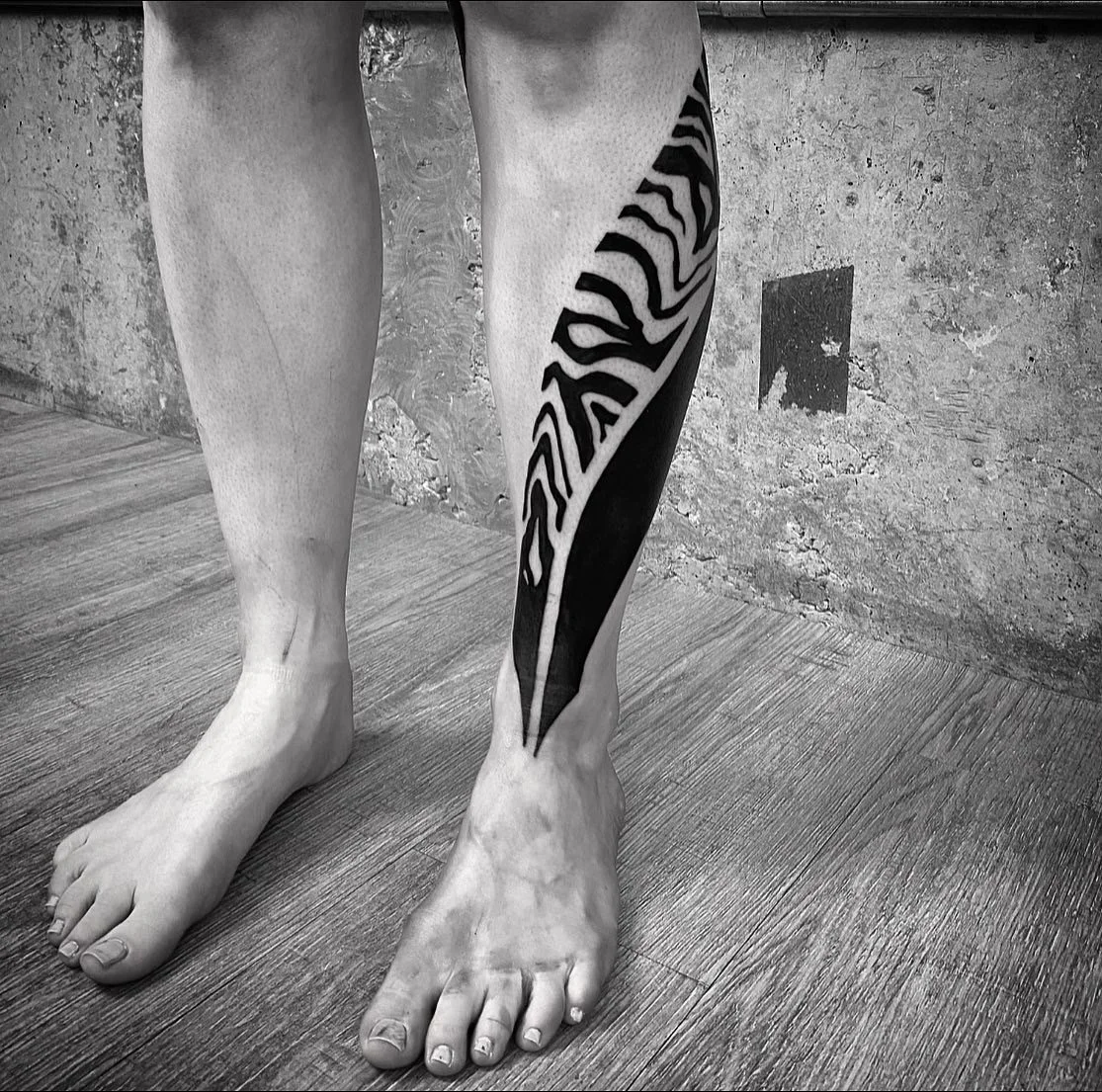 Blackwork neotribal suminagashi leg sleeve, cover up blackout tattoo || Blackwork artist London GÖRMEX