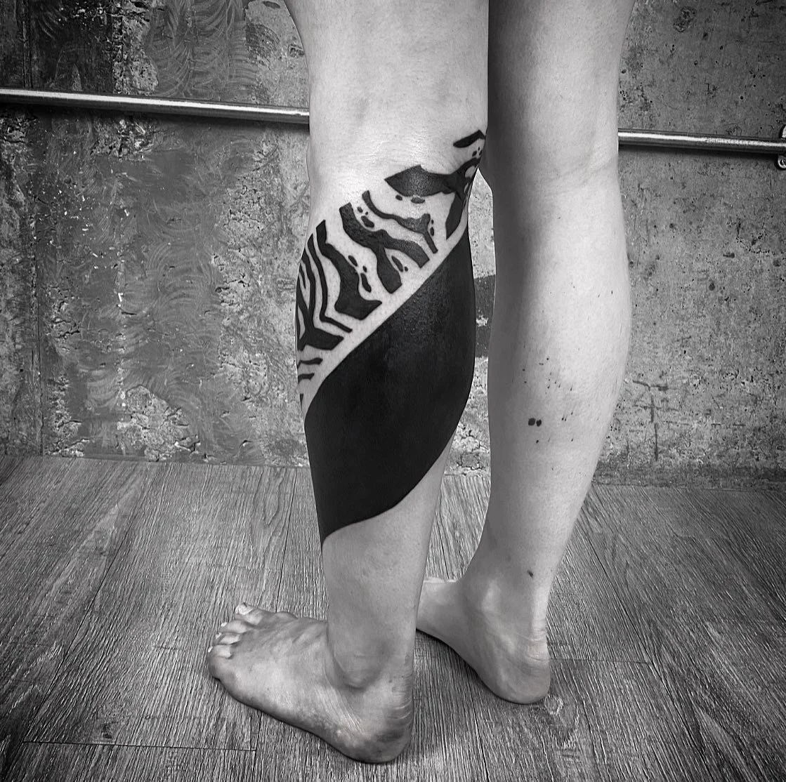 Blackwork neotribal suminagashi leg sleeve, cover up blackout tattoo || Blackwork artist London GÖRMEX