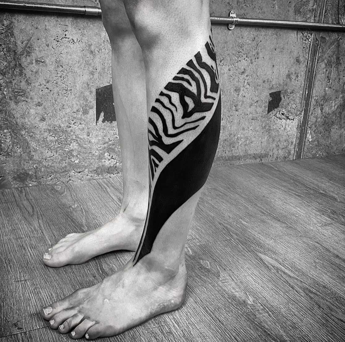 Blackwork neotribal suminagashi leg sleeve, cover up blackout tattoo || Blackwork artist London GÖRMEX