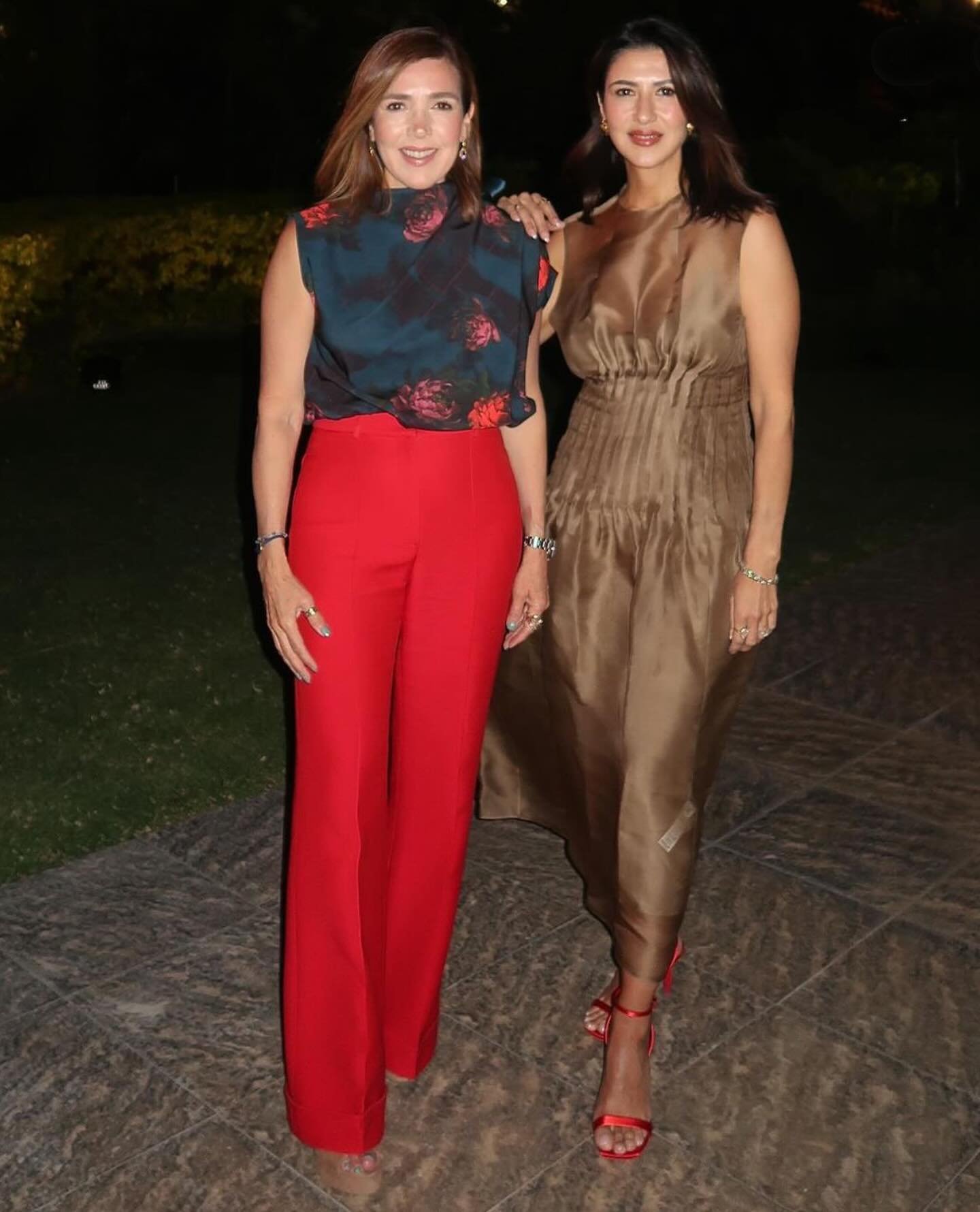 Sisters in red❤️&zwj;🔥🥀🍒💥🍓

Veronica wears @lelarose floral top and @adamlippes red wide-leg trousers 

Dulce wears @khaite_ny Wes dress in toffee and the perfect @prada red satin heels