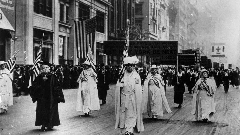 1917_Suffrage+_+Carrie+Chapman+Catt%2C+center%2C+in+white%2C+leads...4.jpg