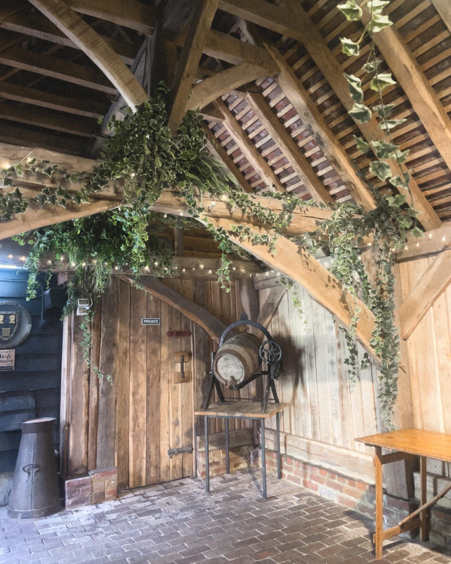We paid a visit to the stunning Gildings Barns yesterday! 🫶🏼Excited to be styling a bank holiday wedding here in May. Our rustic style decor is the perfect fit to gorgeous barns like this one! 🪵🌿✨