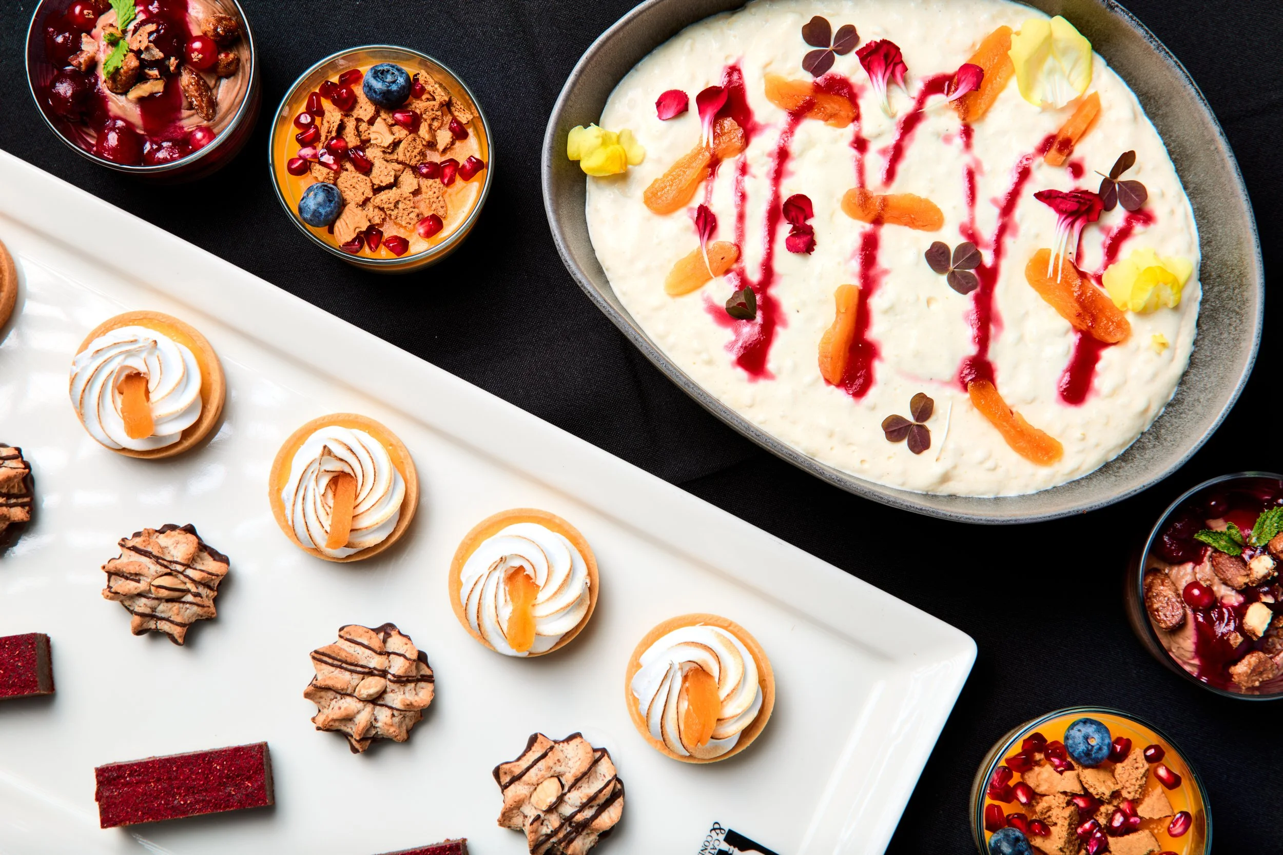 Bilde av forskjellige matretter, servering på TAKET