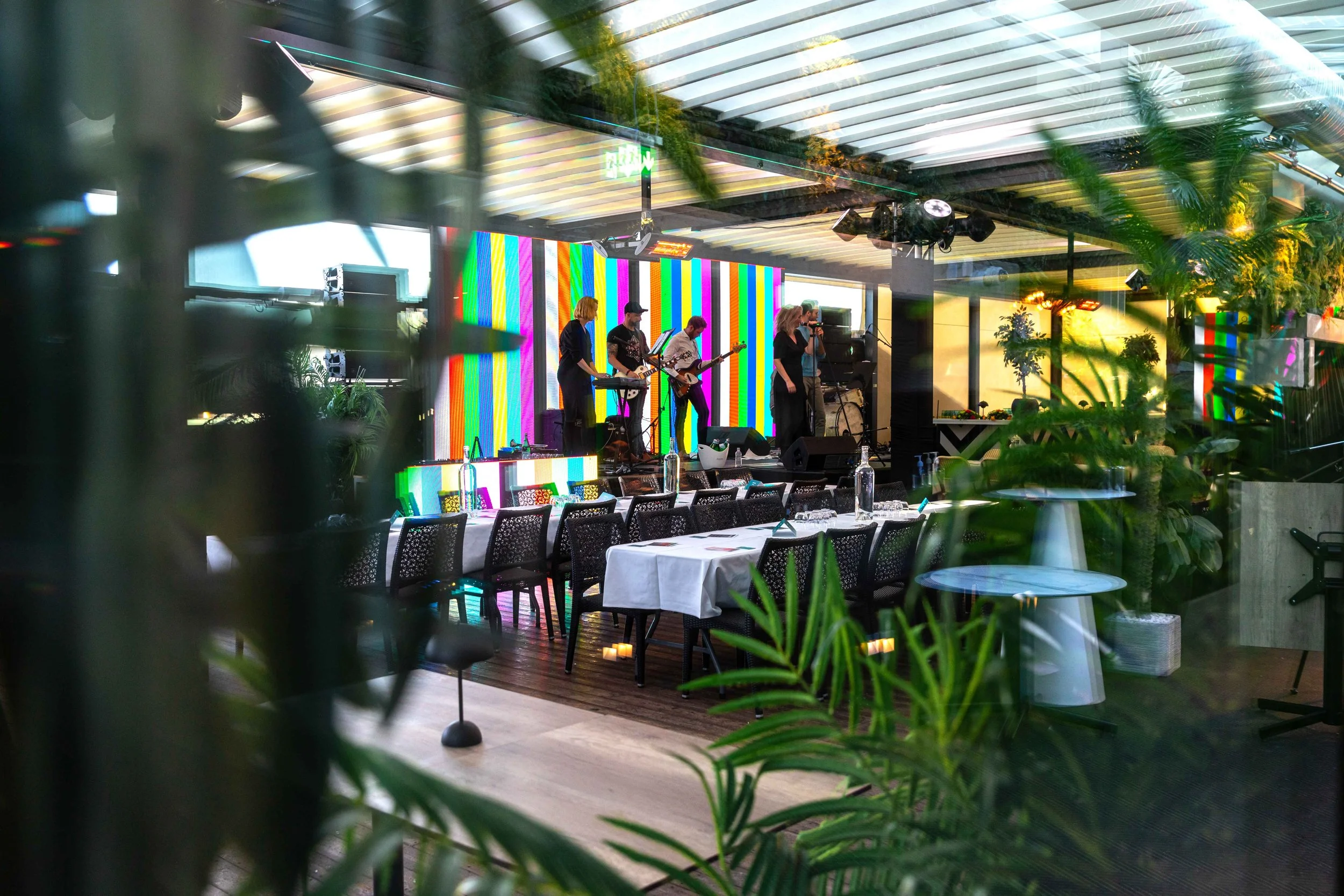 Fleksibelt arrangementslokale hos TAKET Steen & Strøm med scene, lys og oppsett for firmaevent.