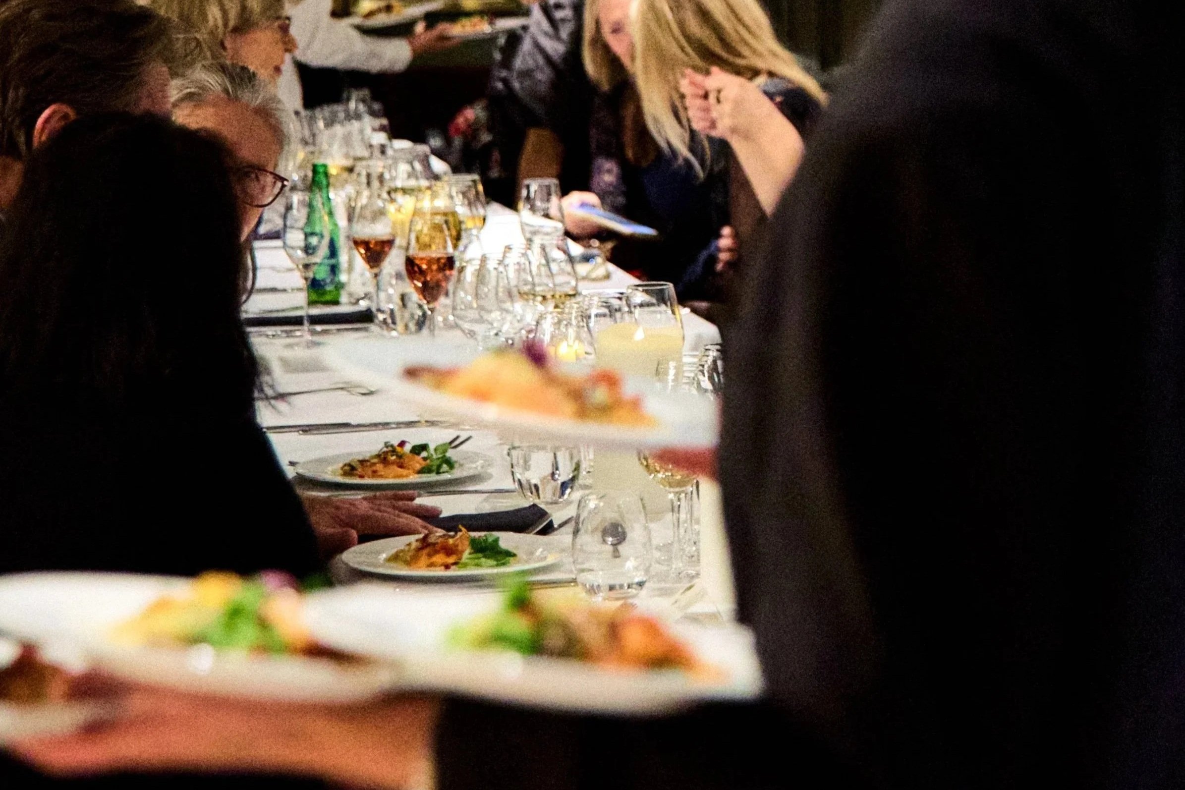 Servering av mat til bord under selskap på TAKET